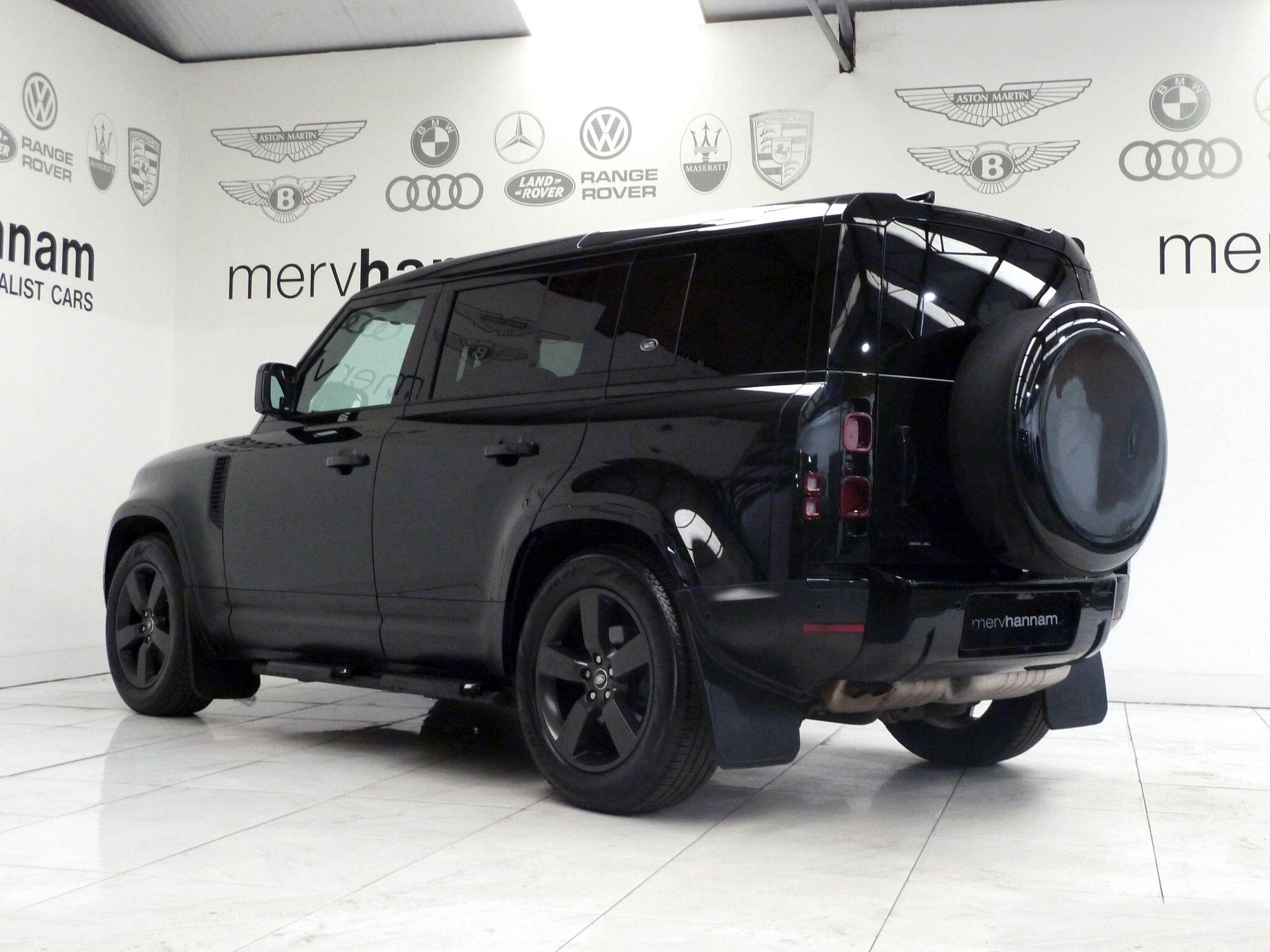 Land Rover Defender 110 2.0 SD4 S   <br/><br/>BLACK PACK + STEPS + MUD FLAPS