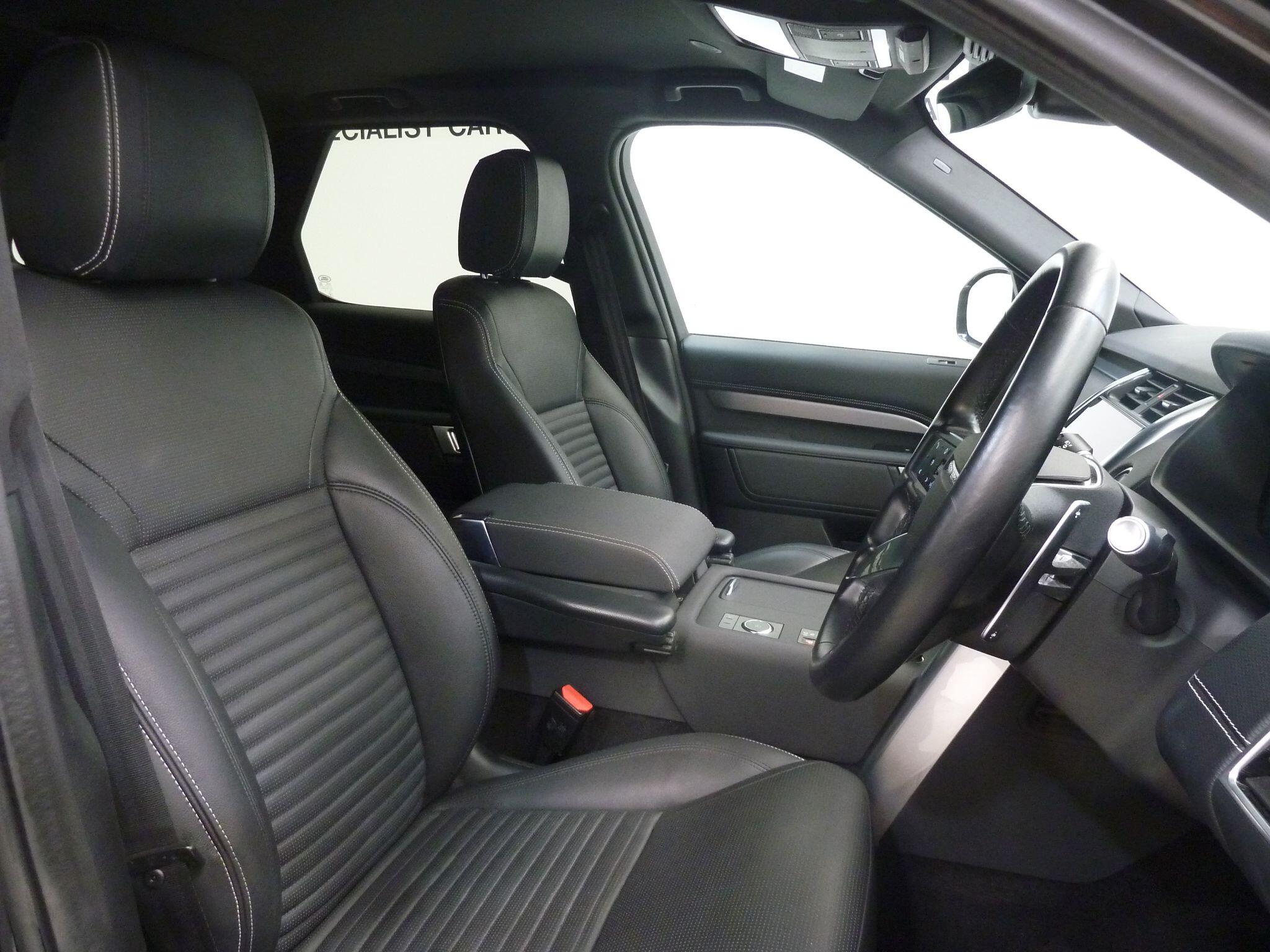 Land Rover Discovery 2.0 P300 R-Dynamic S   <br/><br/>BLACK PACK + SIDE STEPS