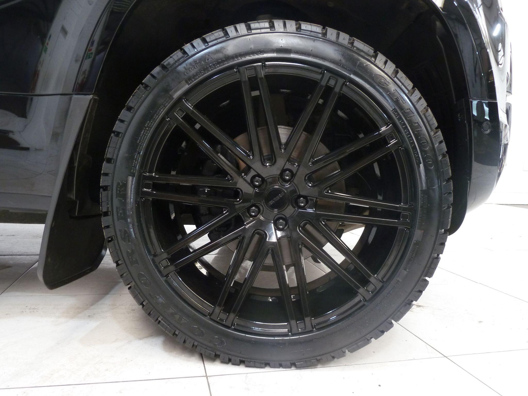 Land Rover Defender 90 3.0 D250  X-Dynamic S   <br/><br/>ROOF LIGHTS +BLACK PACK +STEPS