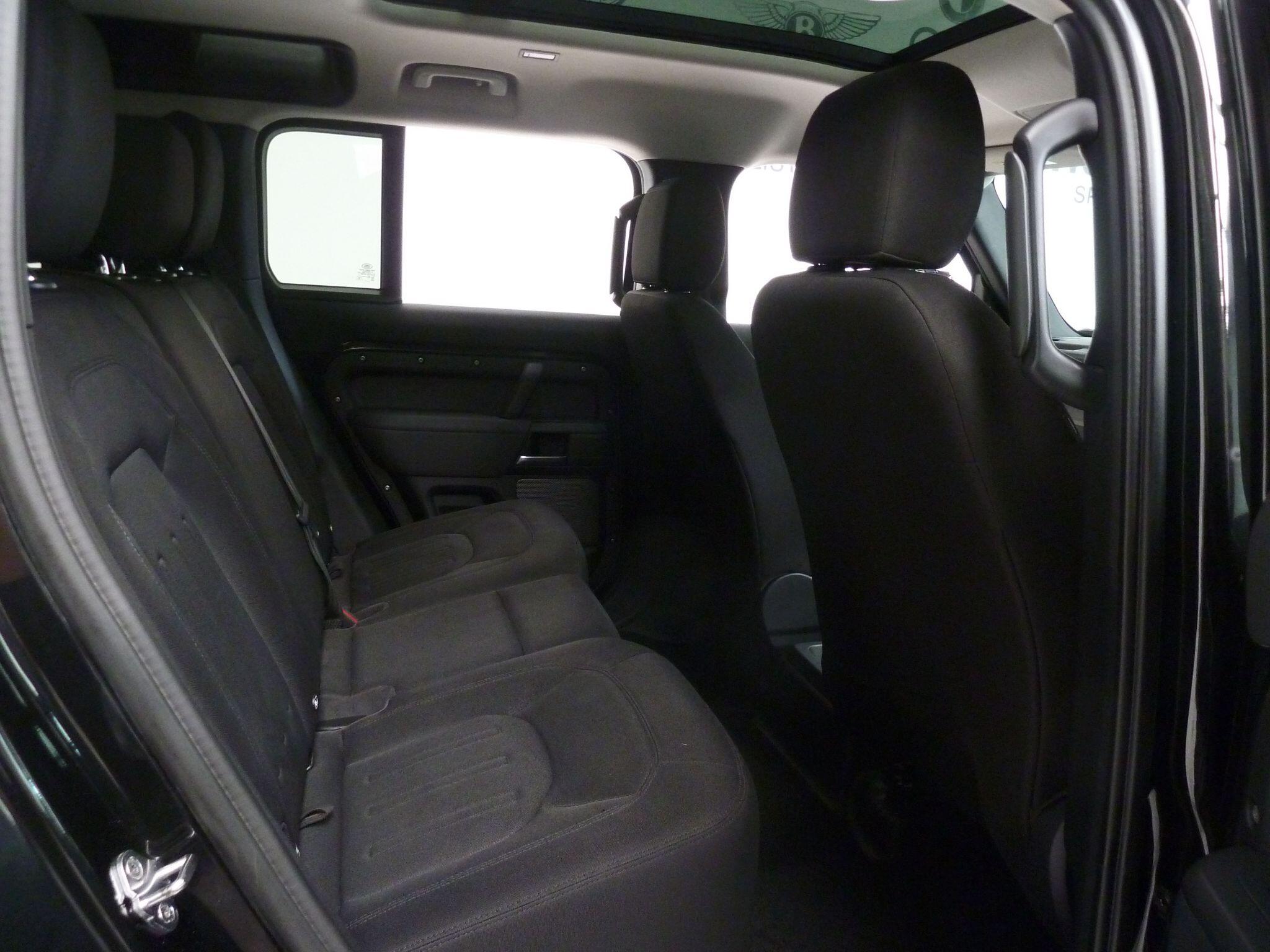 Land Rover Defender 110 2.0 SD4   <br/><br/>PAN ROOF + BLACK PACK + STEPS