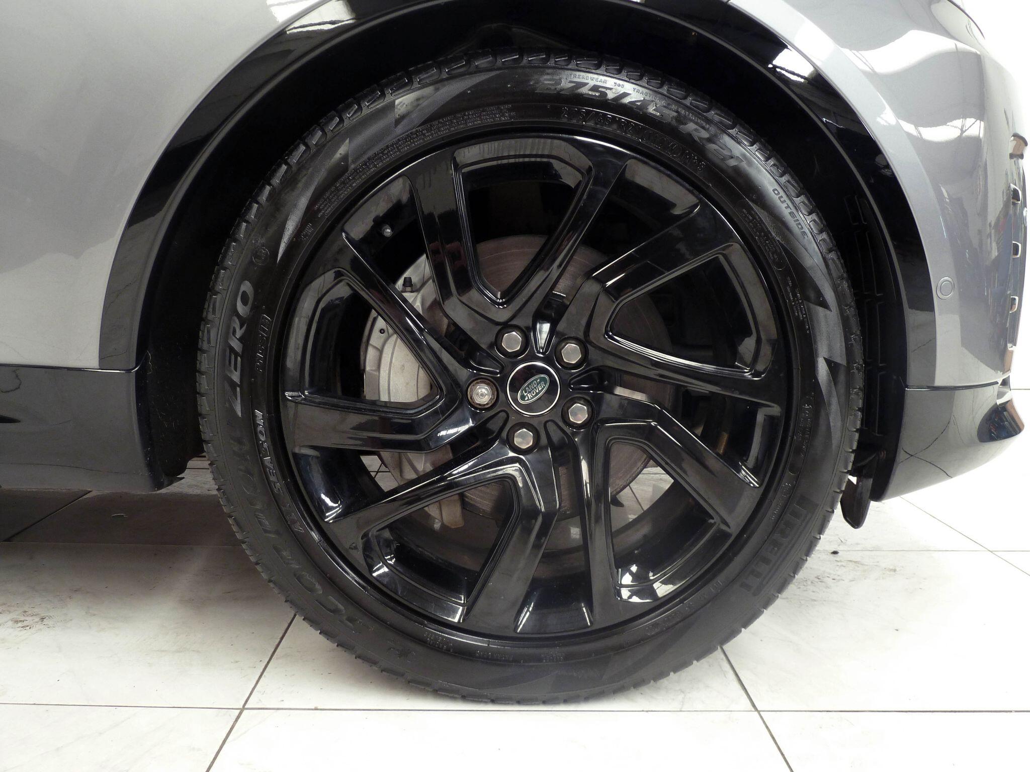 Land Rover Discovery 3.0   R-Dynamic SE   <br/><br/>PAN ROOF + BLACK PACK