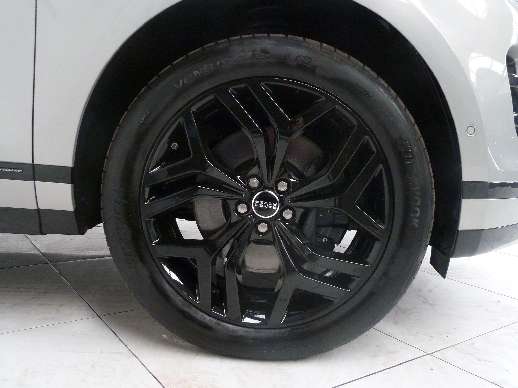 Land Rover Range Rover Evoque 2.0 P200  R-Dynamic SE   <br/><br/>HEATED WHEEL + REVERSE  CAMERA