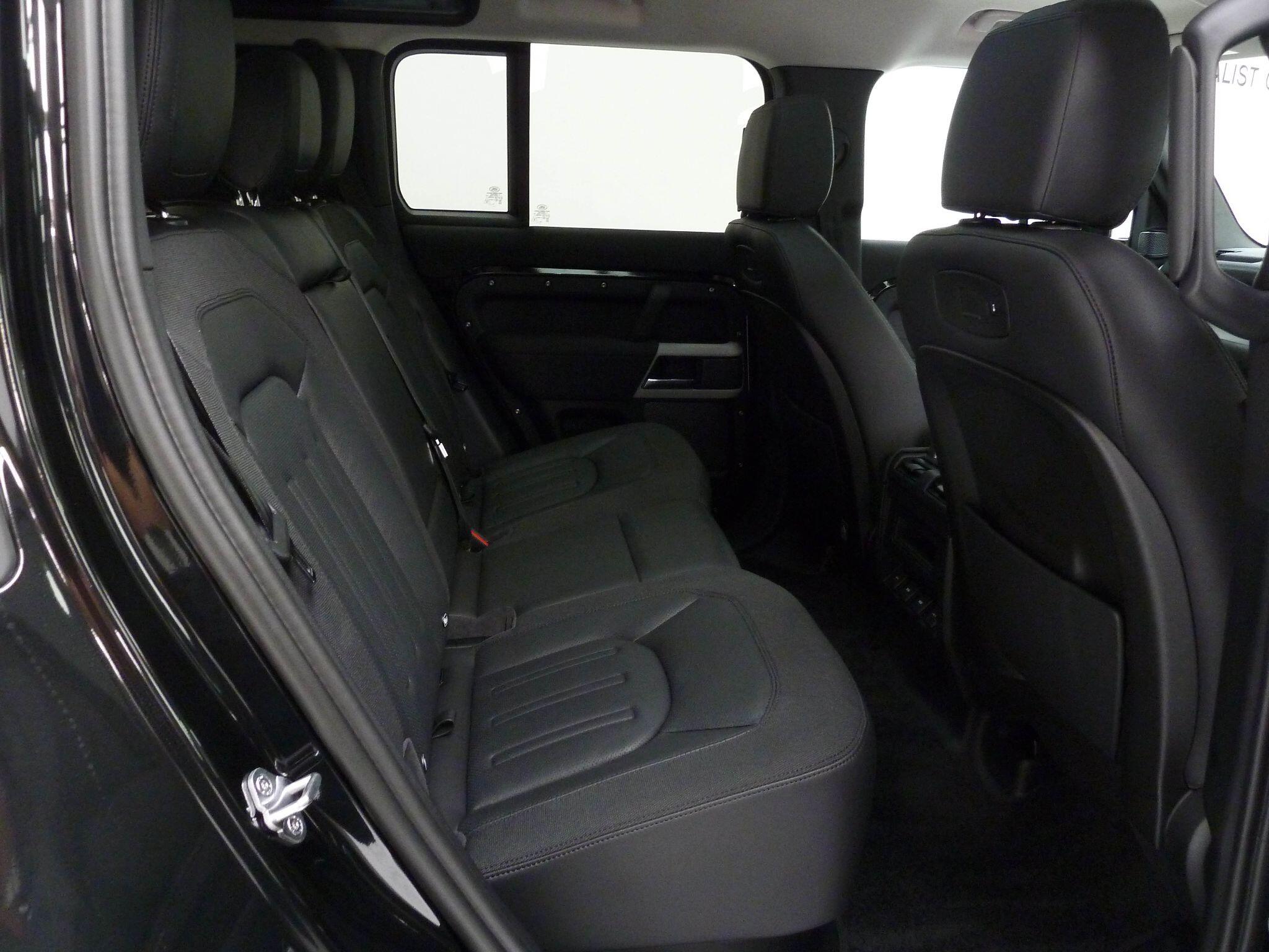 Land Rover Defender 110 2.0 SD4 S   <br/><br/>BLACK PACK + STEPS + MUD FLAPS