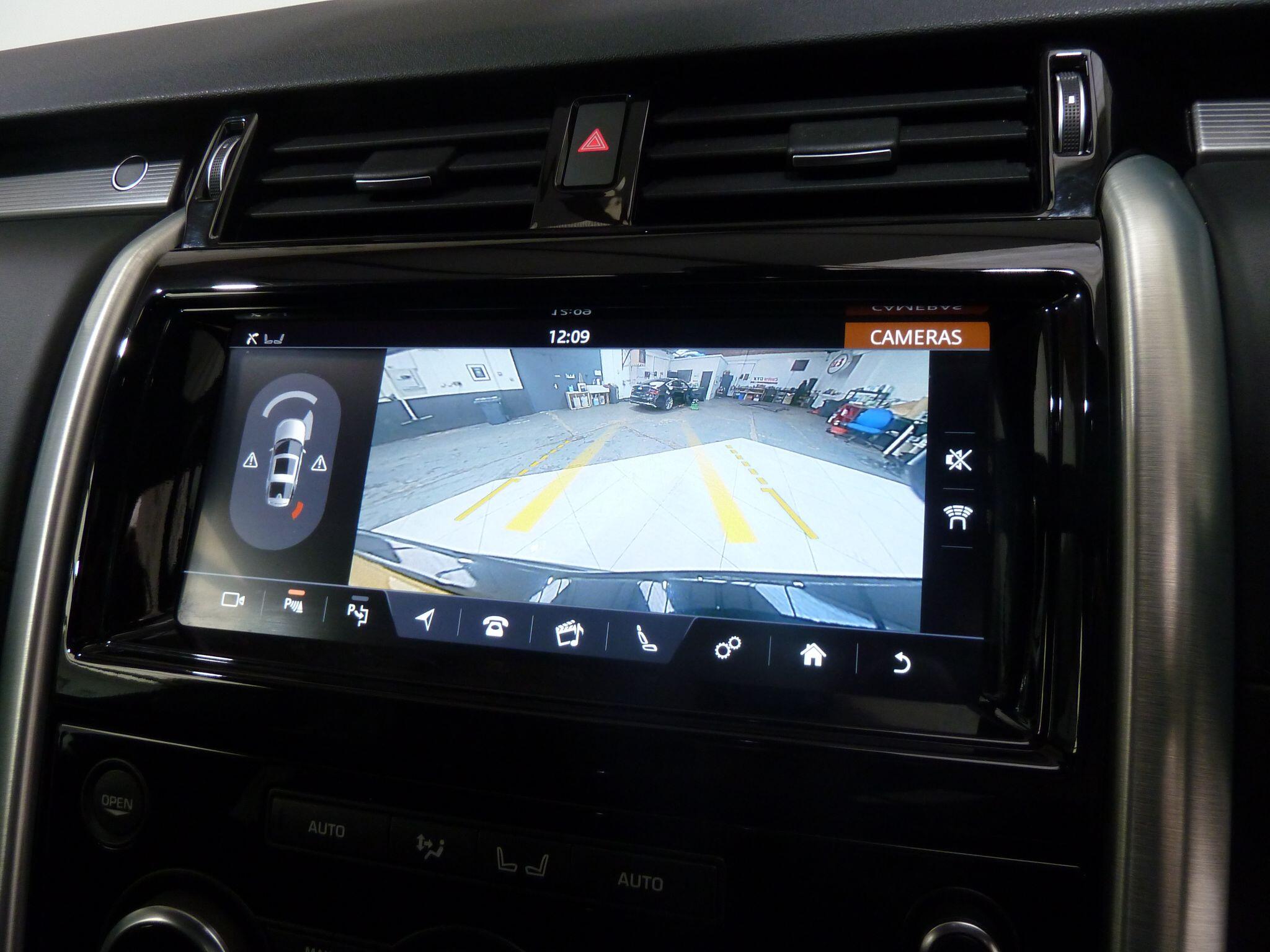 Land Rover Discovery 3.0 SD V6 HSE   <br/><br/>PAN ROOF + BLACK PACK