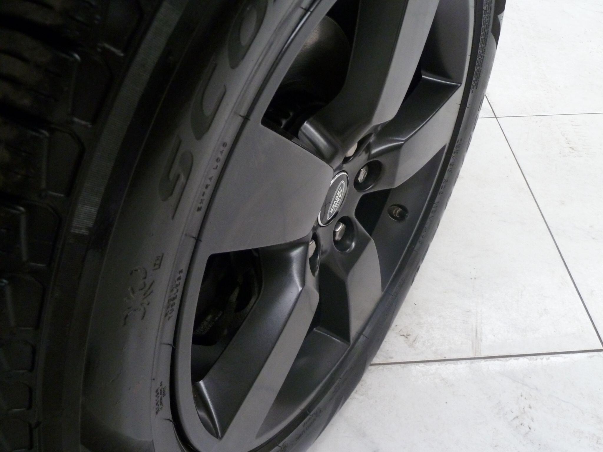 Land Rover Defender 110 2.0 SD4 S   <br/><br/>BLACK DESIGN PACK + STEPS