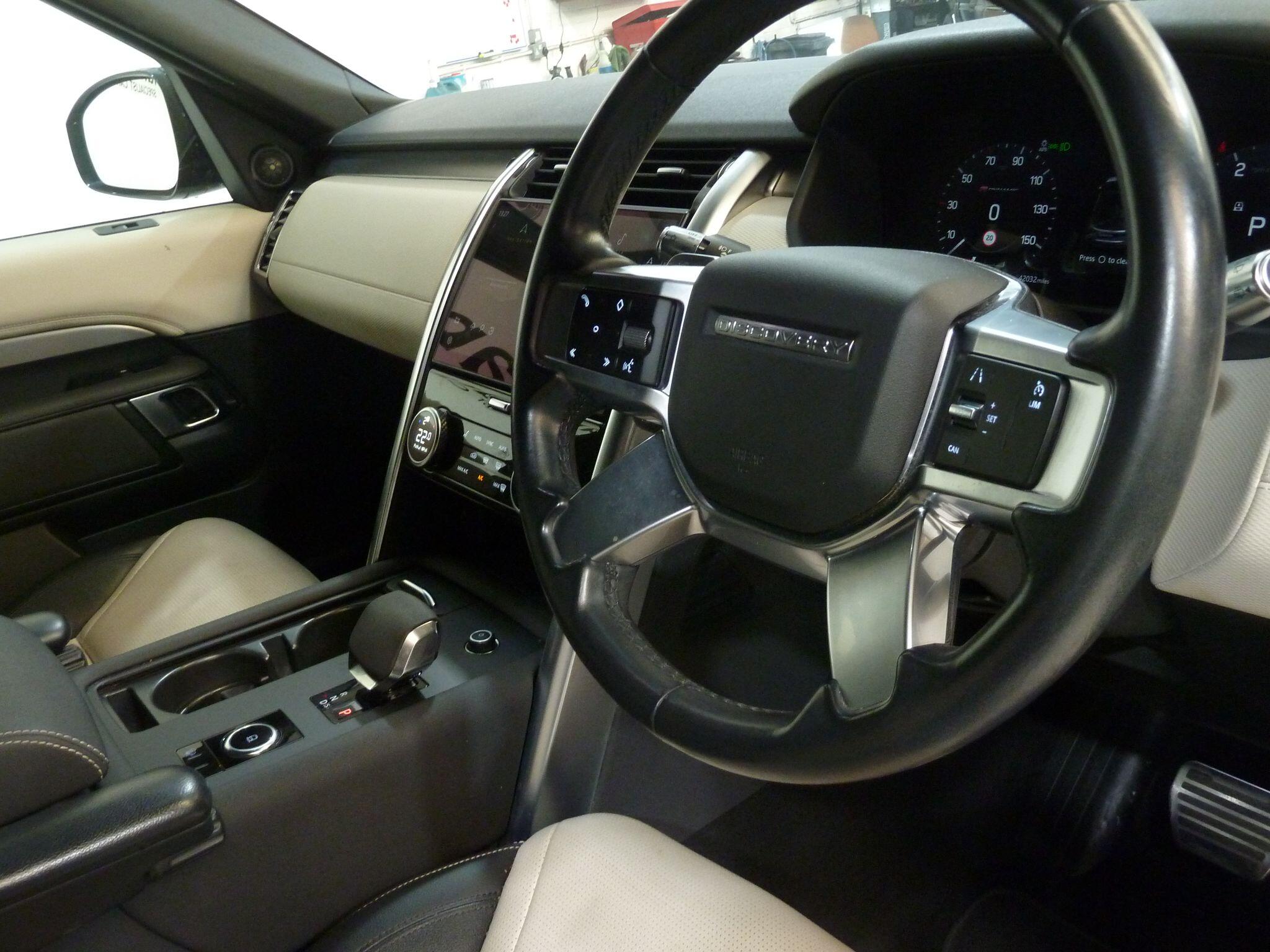 Land Rover Discovery 3.0 D250  R-Dynamic S   <br/><br/>BLACK EXTERIOR PACKAGE