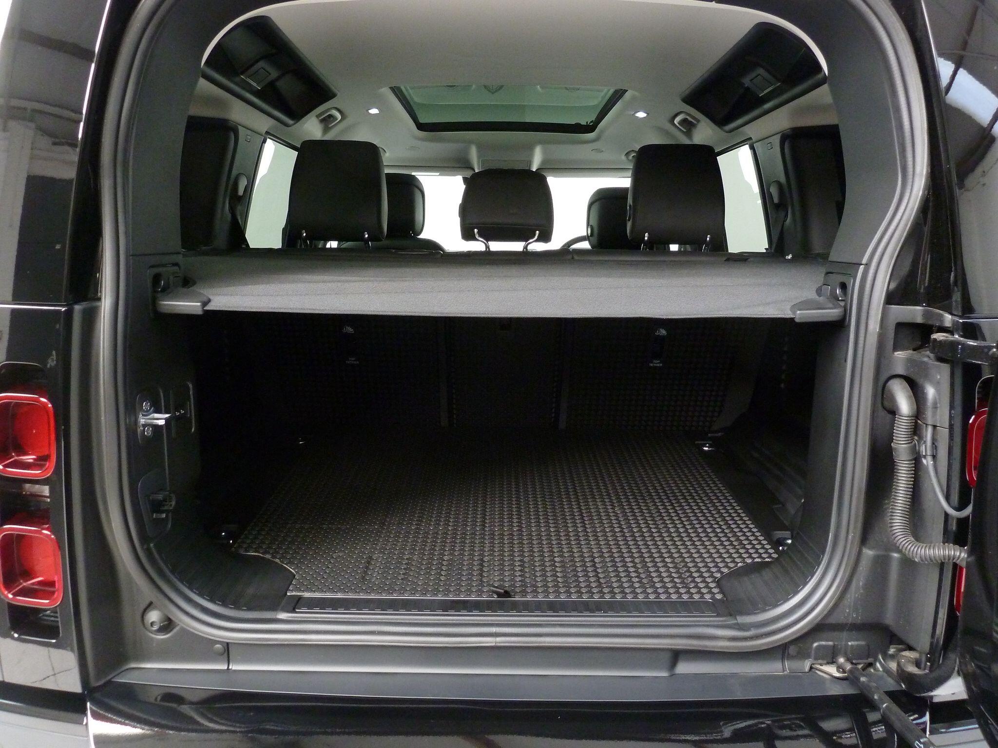 Land Rover Defender 110 2.0 SD4 SE   <br/><br/>PROJEX BLACK EDITION