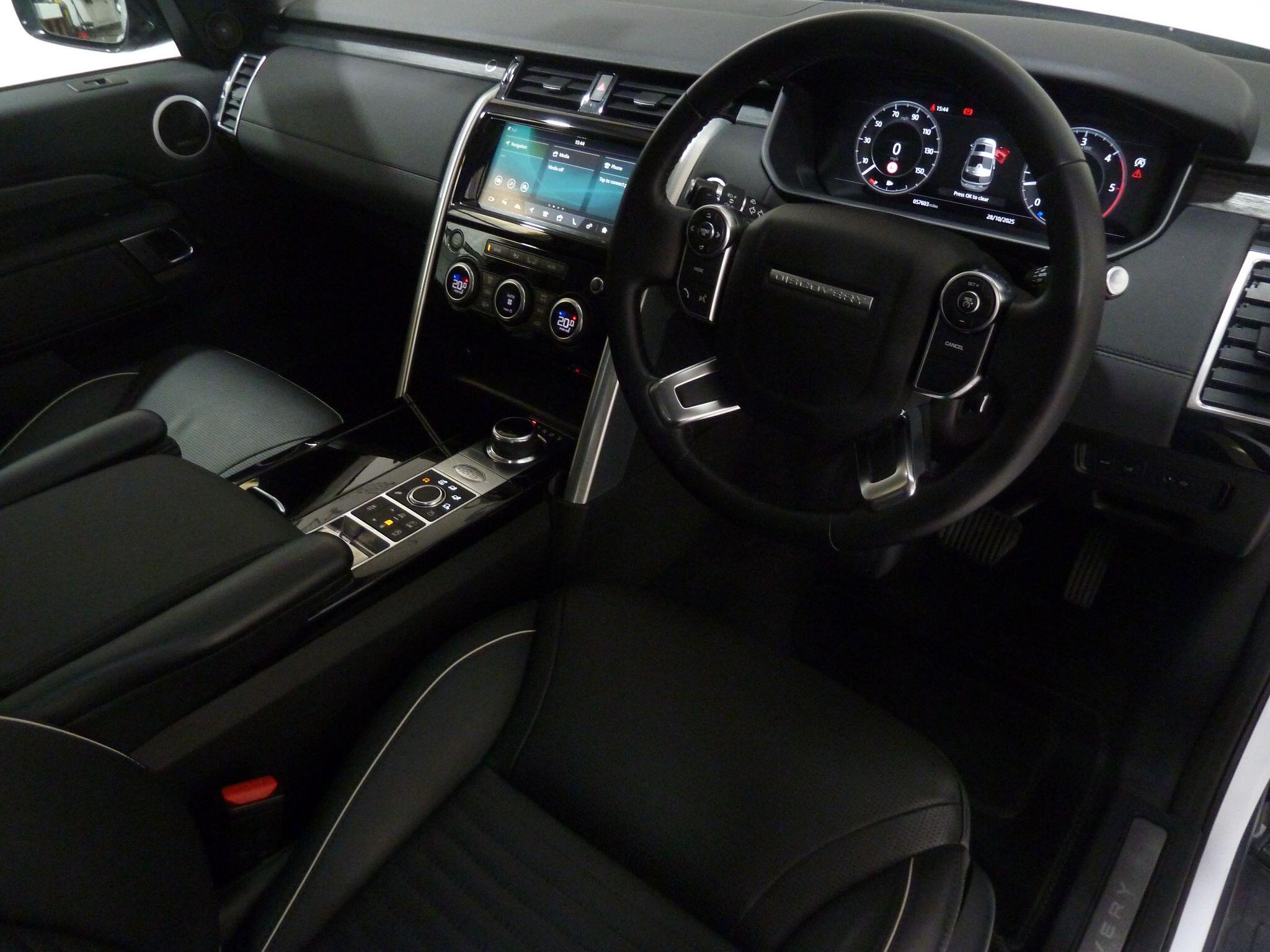 Land Rover Discovery 3.0 TD V6 HSE SUV  Diesel   (258 ps)<br/><br/>PAN ROOF + BLACK PACK + STEPS