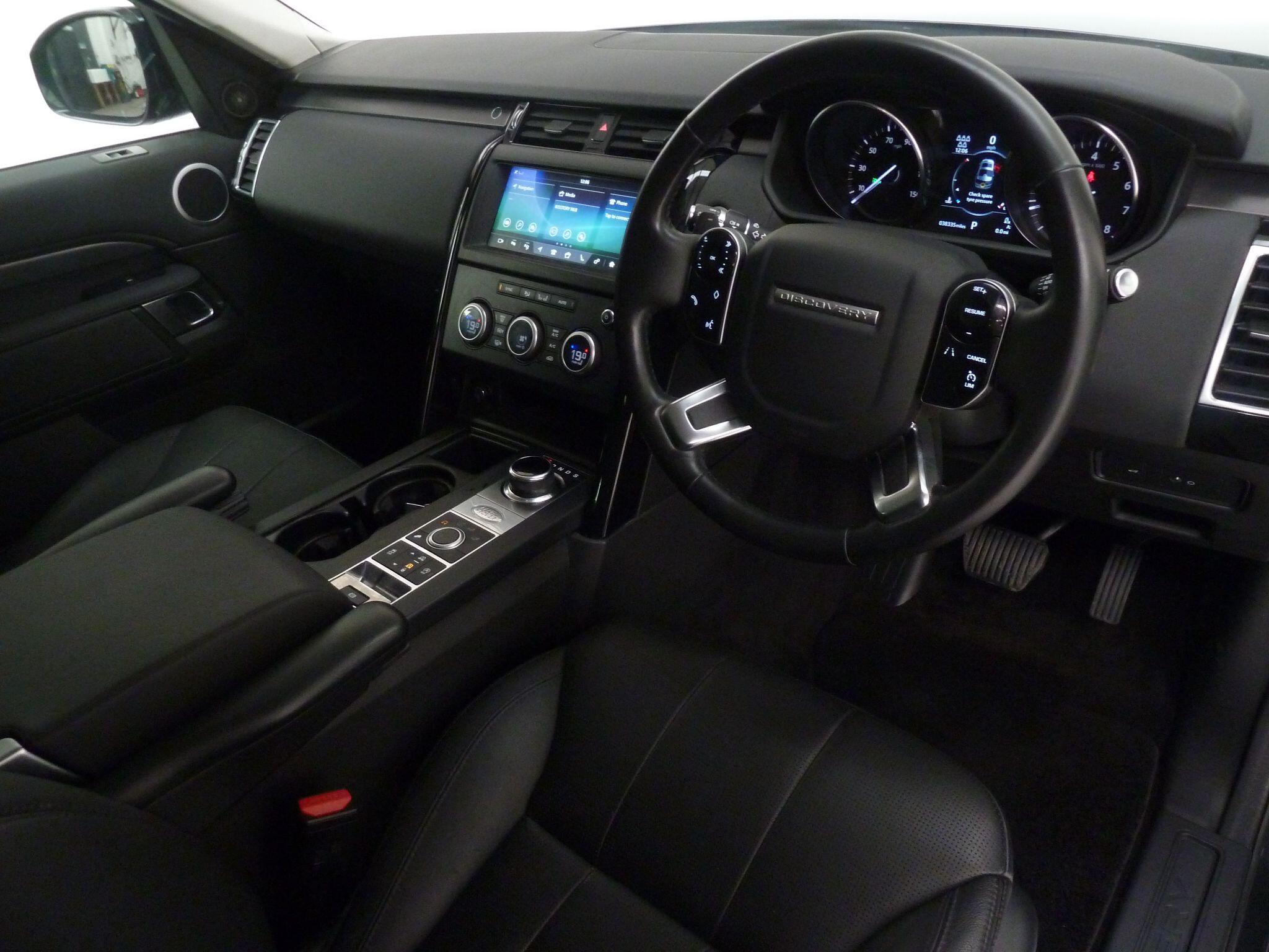 Land Rover Discovery 2.0 Si4 SE GPF SUV  Petrol   (300 ps)<br/><br/>BLACK EXTERIOR PACK + STEPS