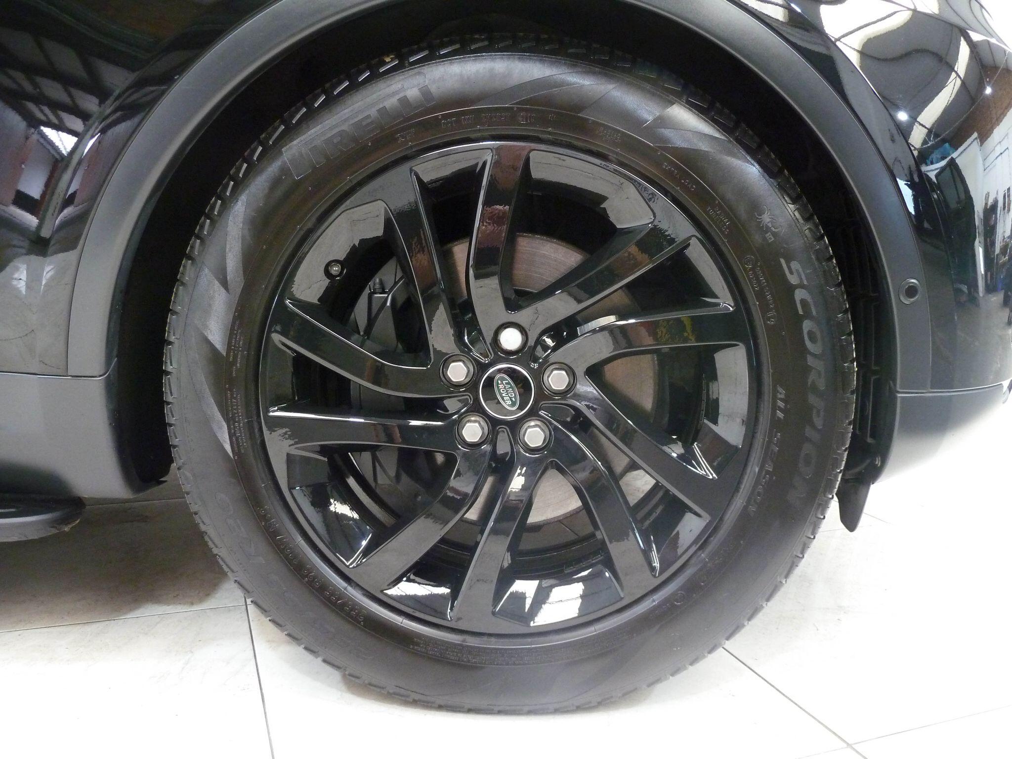 Land Rover Discovery 2.0 Si4 HSE   <br/><br/>BLACK PACK + PAN ROOF + STEPS