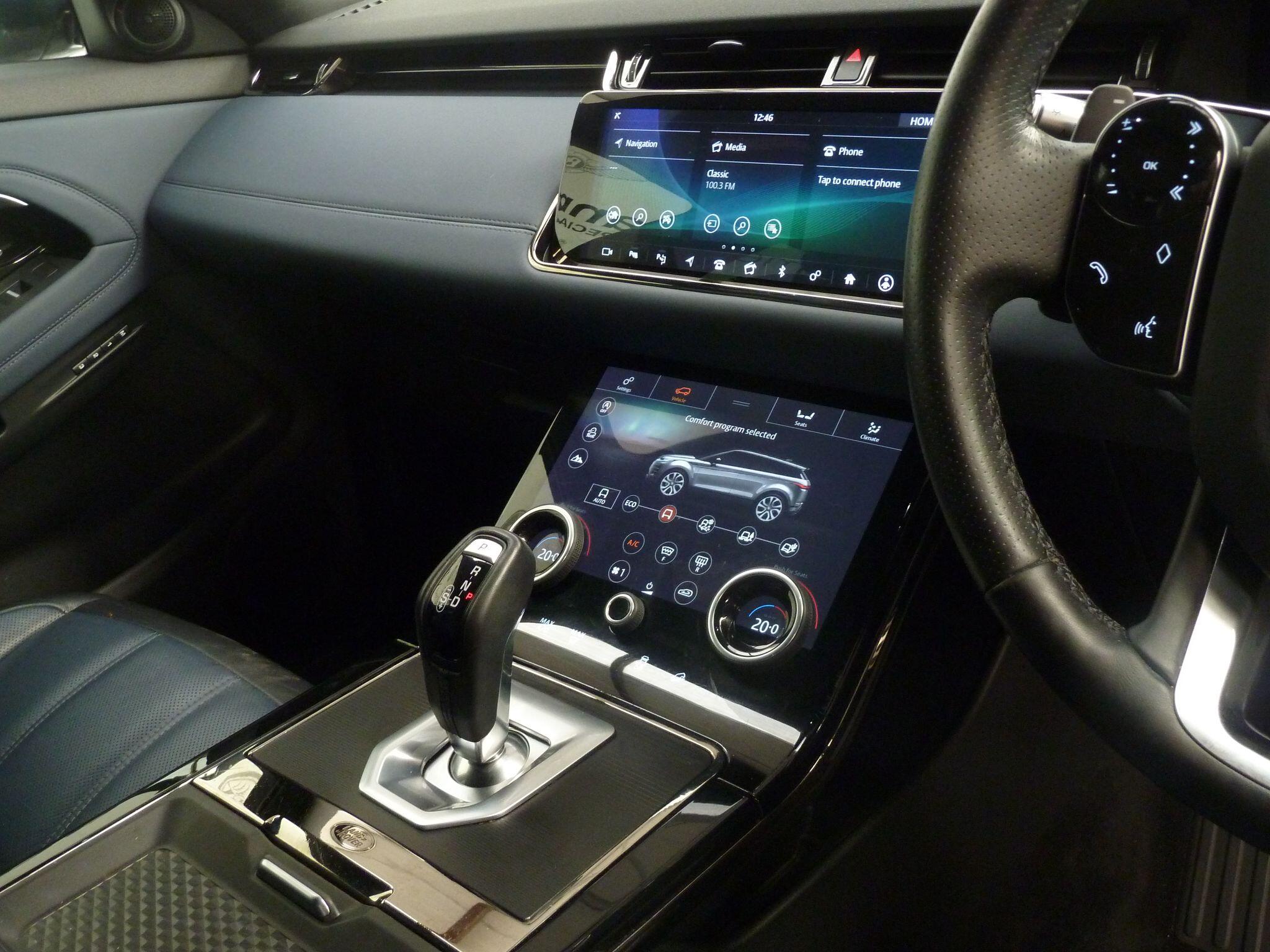 Land Rover Range Rover Evoque 2.0 P200  R-Dynamic SE   <br/><br/>HEATED WHEEL + REVERSE  CAMERA