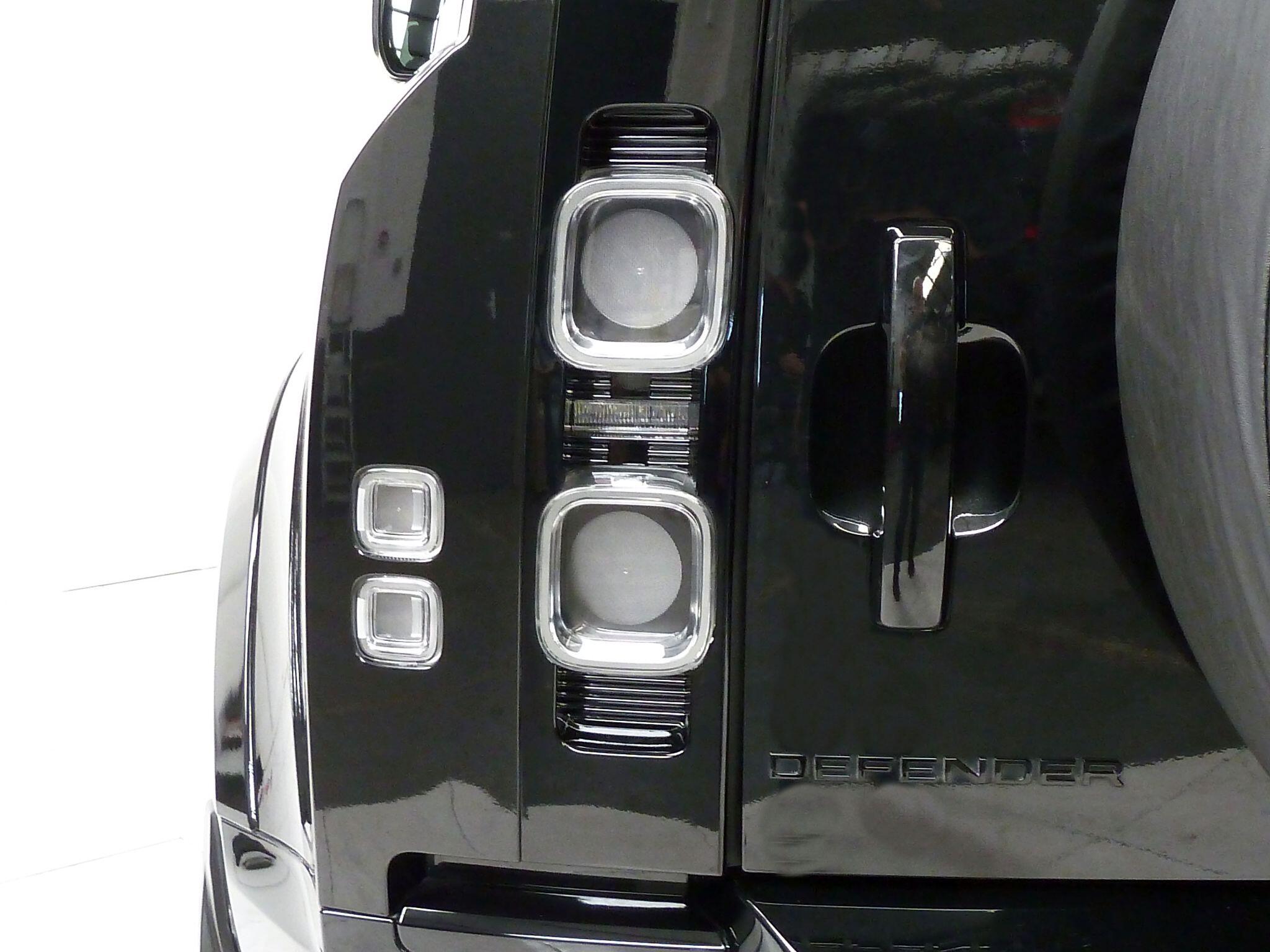 Land Rover Defender 90 3.0 D250  X-Dynamic HSE   <br/><br/>HAWKE BLACK EDITION 90