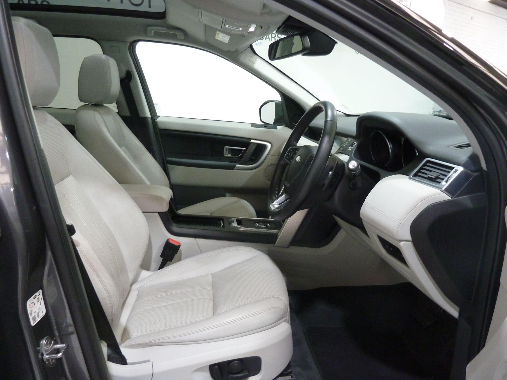 Land Rover Discovery Sport 2.0 TD4 HSE Black   <br/><br/>BLACK EXTERIOR PACK + PAN ROOF