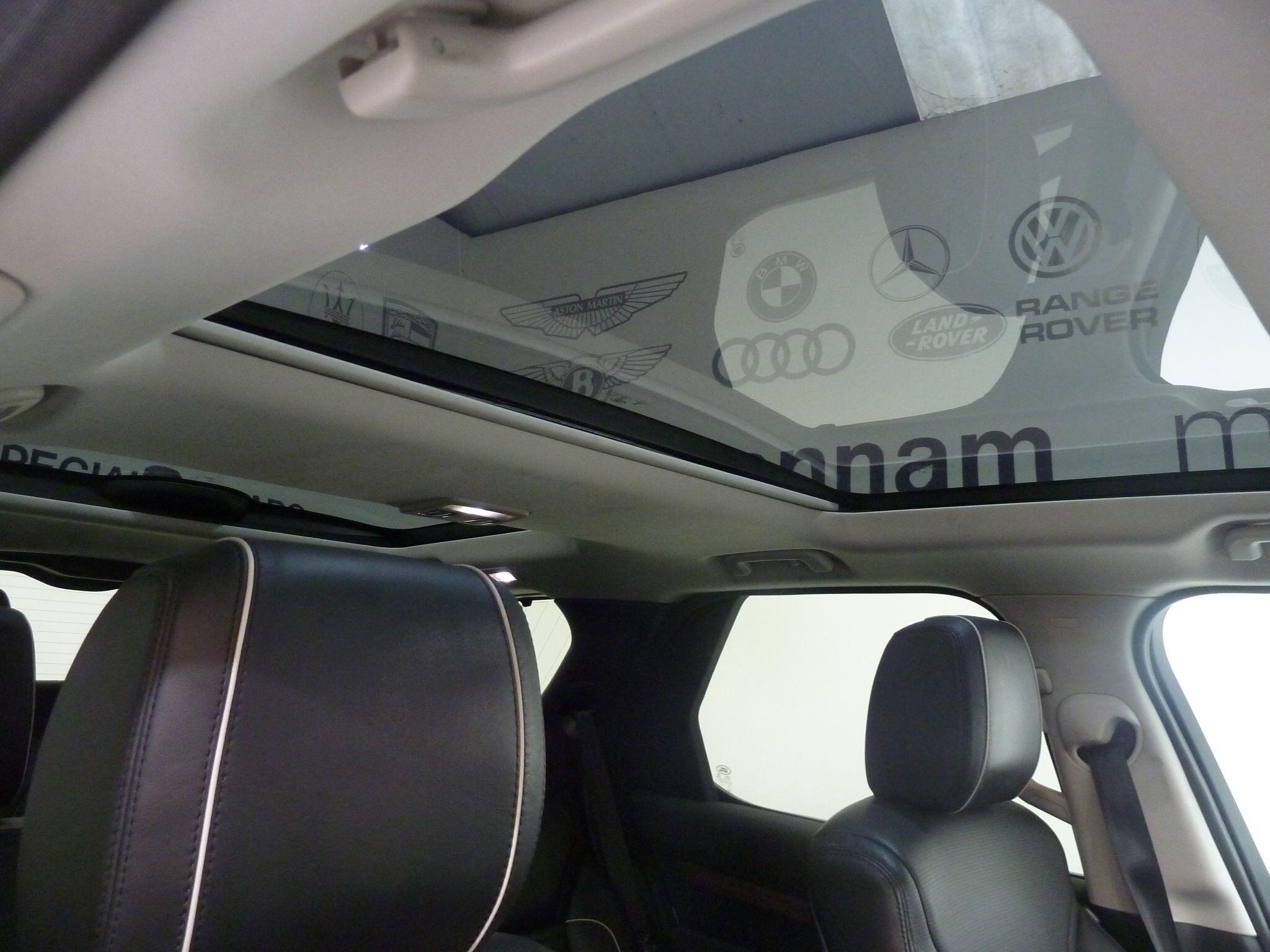 Land Rover Discovery 2.0 Si4 HSE   <br/><br/>PAN ROOF + BLACK PACK + STEPS