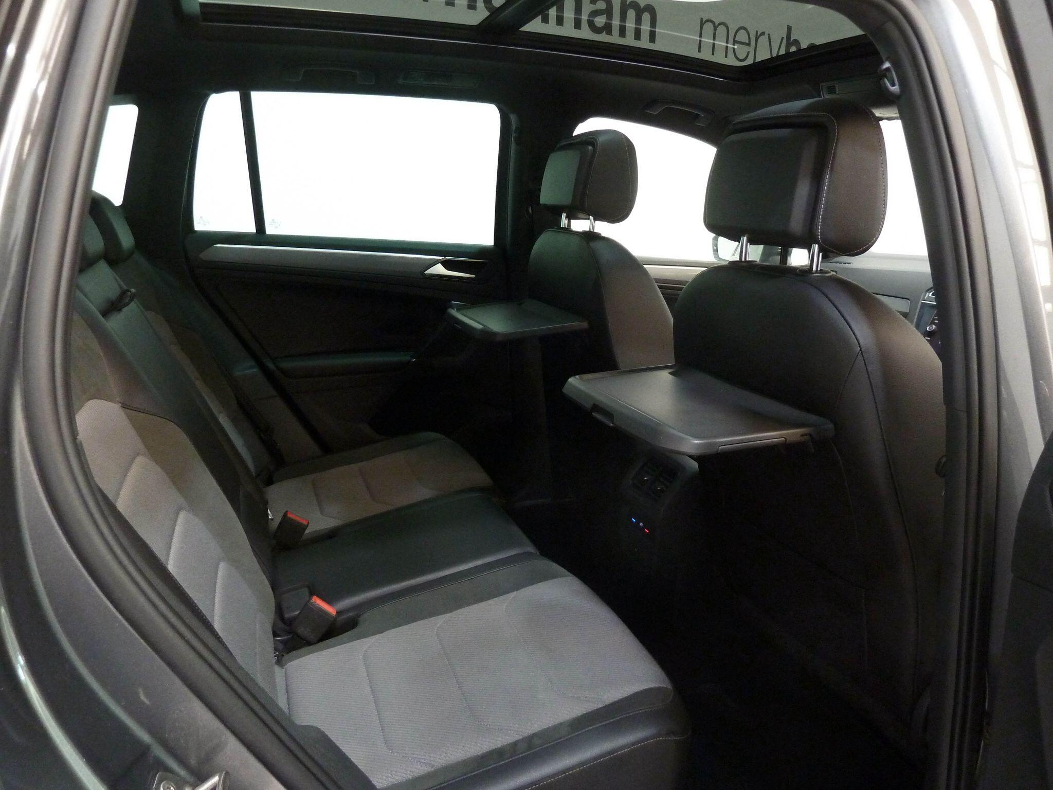 Volkswagen Tiguan 2.0 TDI BlueMotion Tech R-Line SUV  Diesel DSG 4Motion   (150 ps)<br/><br/>PAN ROOF + SAT NAV + AUTO