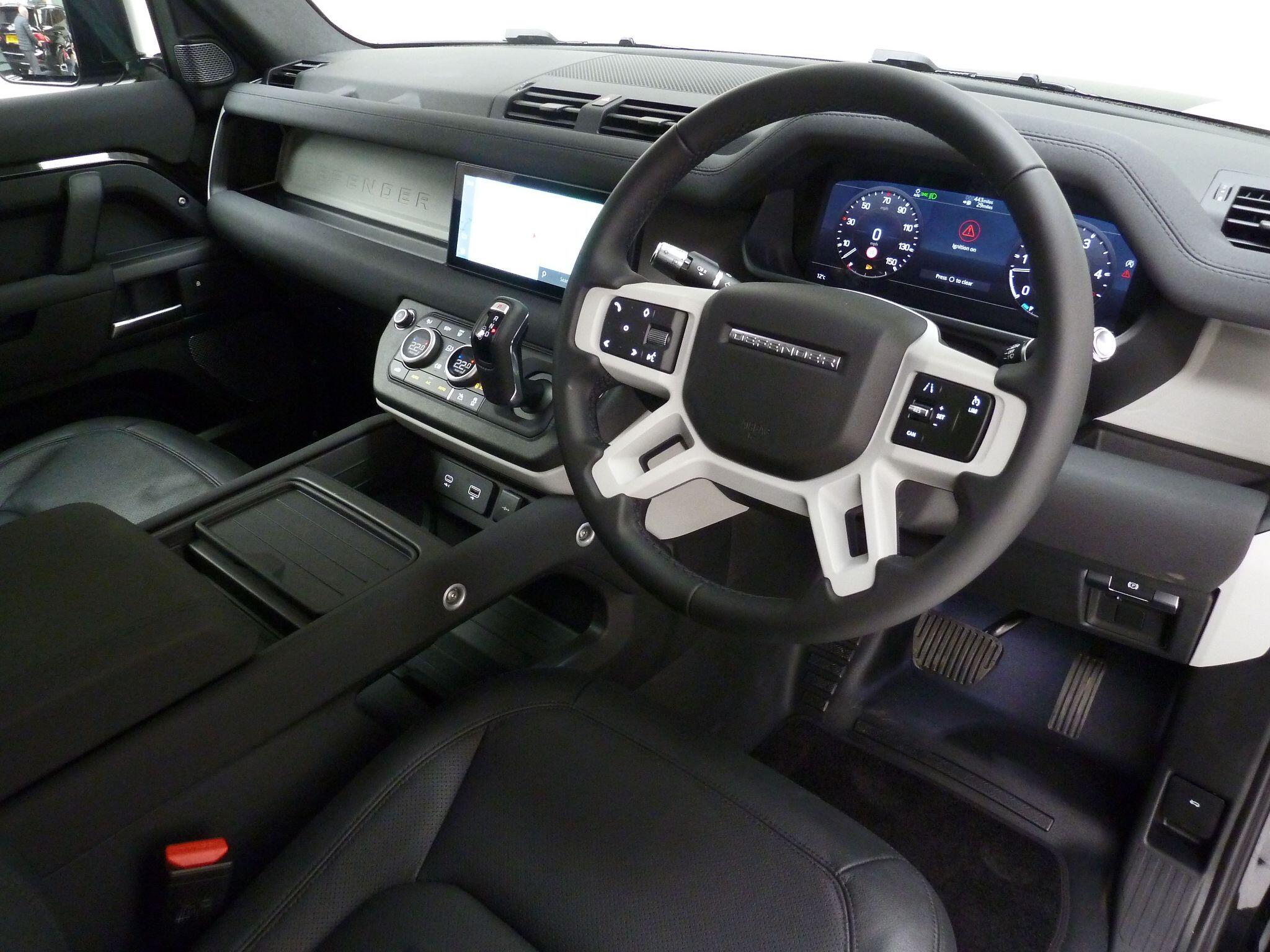 Land Rover Defender 110 3.0 D250  X-Dynamic S   <br/><br/>HAWKE BLACK EDTION