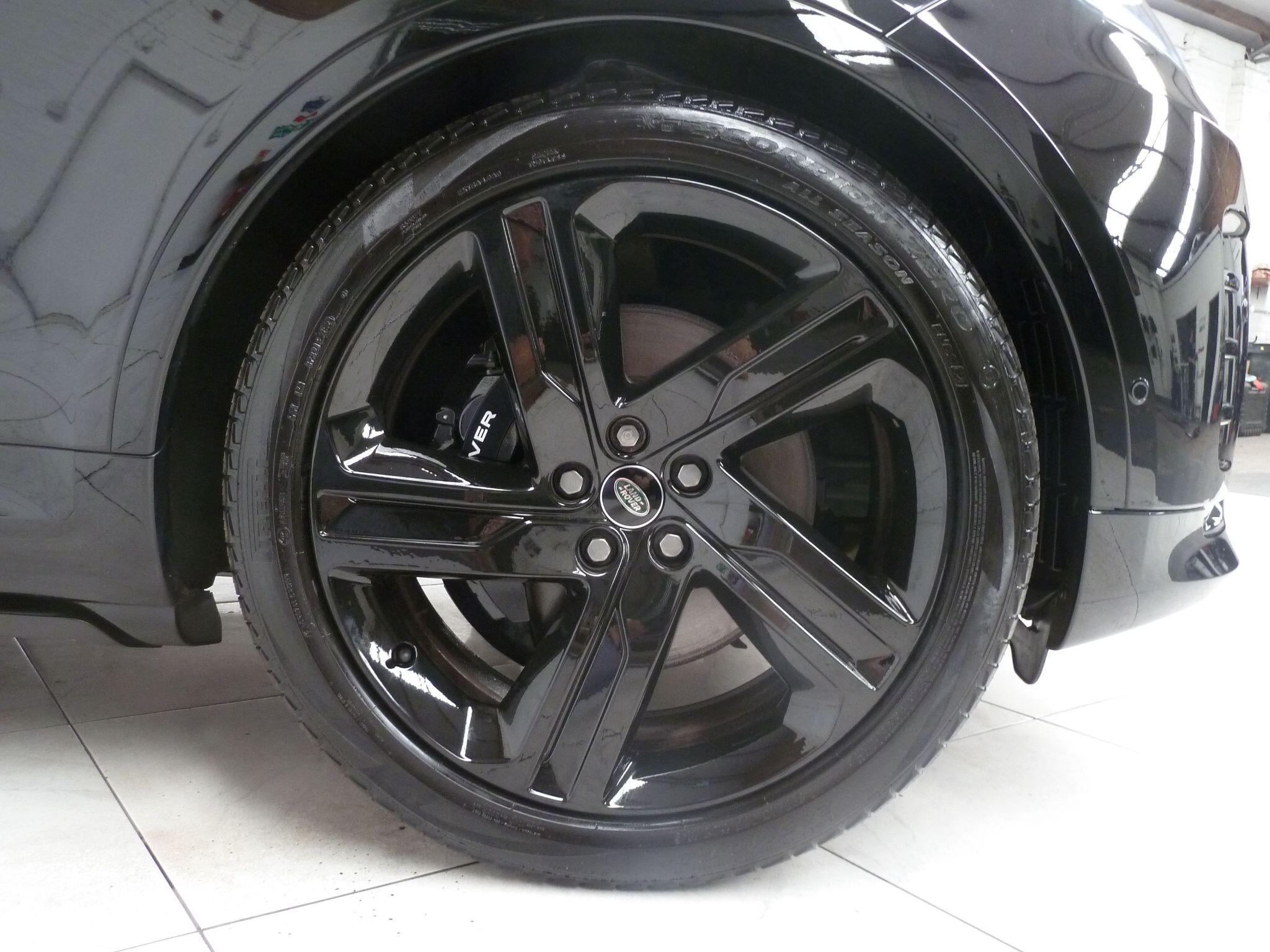 Land Rover Discovery 3.0   Metropolitan Edition   <br/><br/>PAN ROOF + BLACK PACK + STEPS