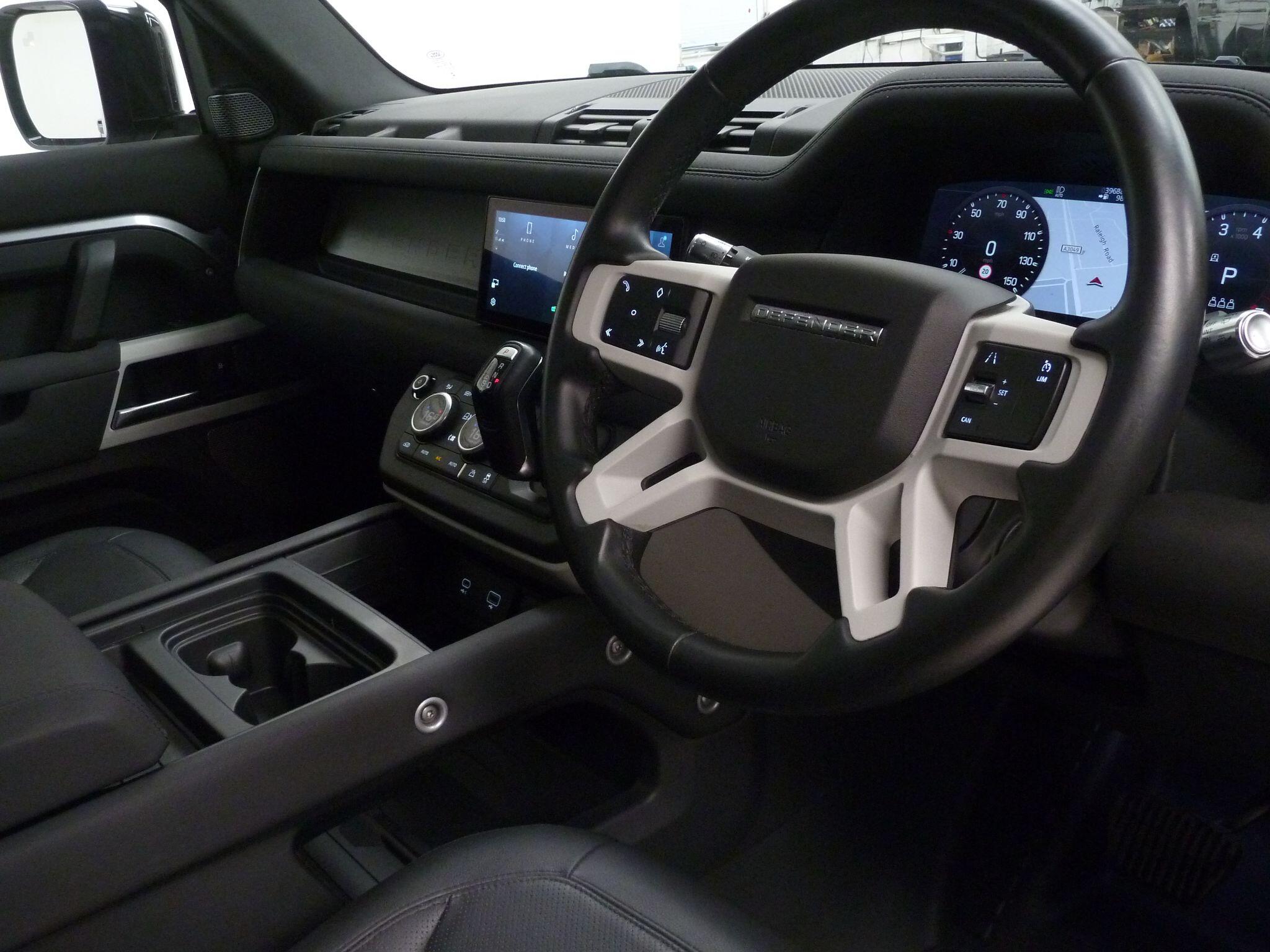 Land Rover Defender 110 2.0 P300 SE   <br/><br/>HAWKE EIGER EDITION