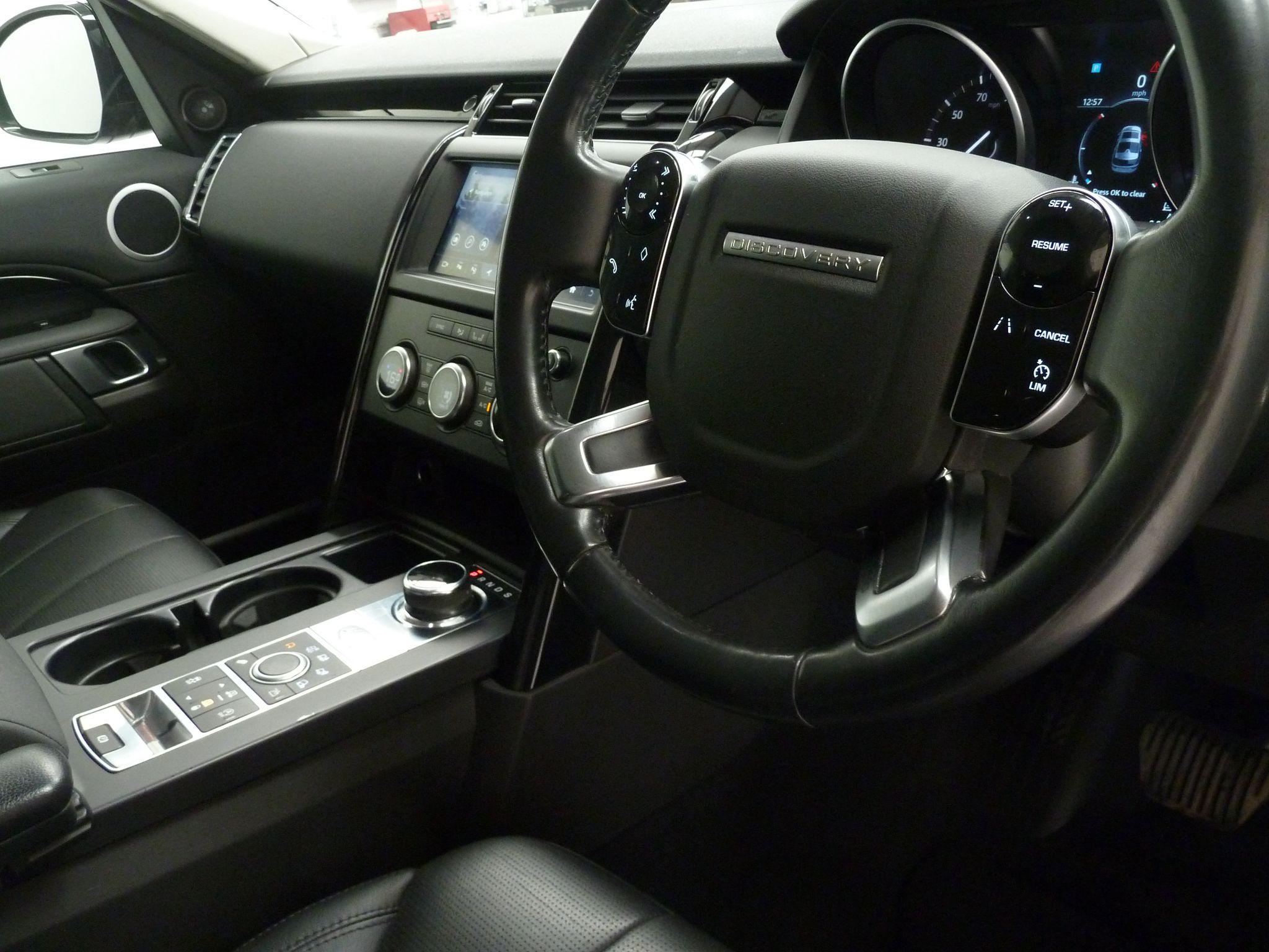 Land Rover Discovery 3.0 SD V6 SE   <br/><br/>BLACK PACK + SIDE STEPS