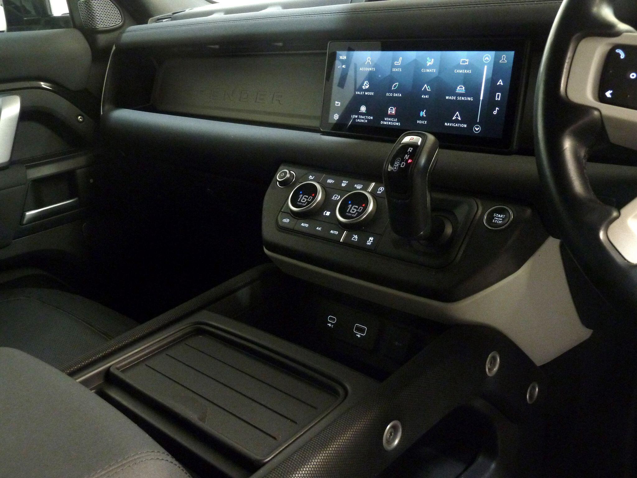 Land Rover Defender 90 3.0 D250  X-Dynamic S   <br/><br/>ROOF LIGHTS +BLACK PACK +STEPS
