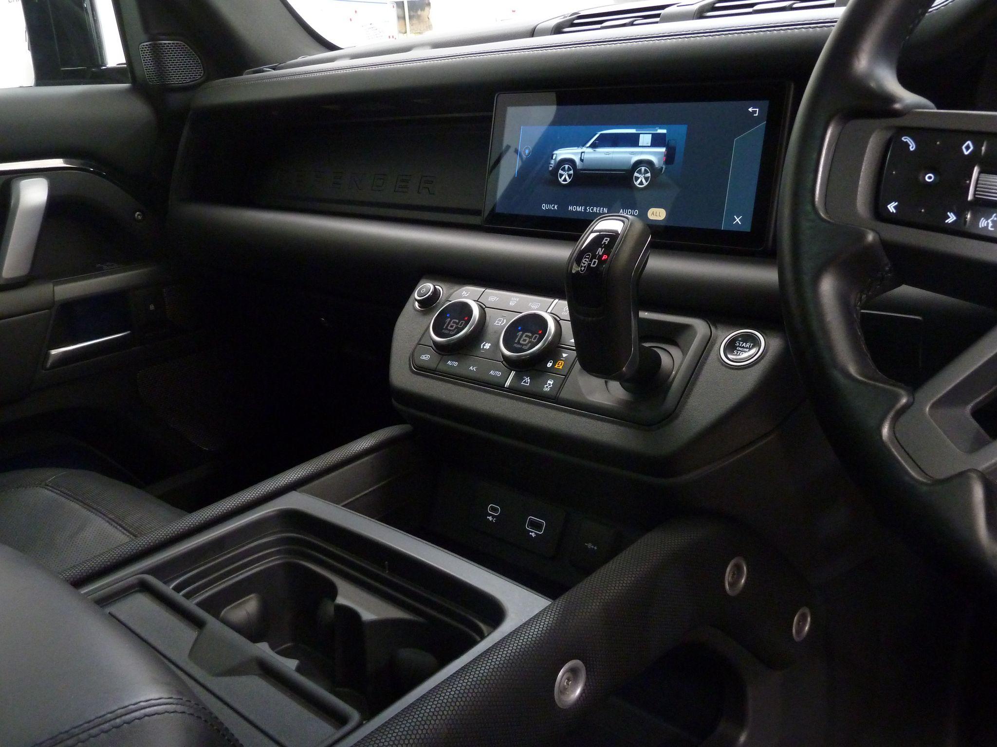 Land Rover Defender 110 3.0 D250  X-Dynamic HSE   <br/><br/>HAWKE BLACK EDITION