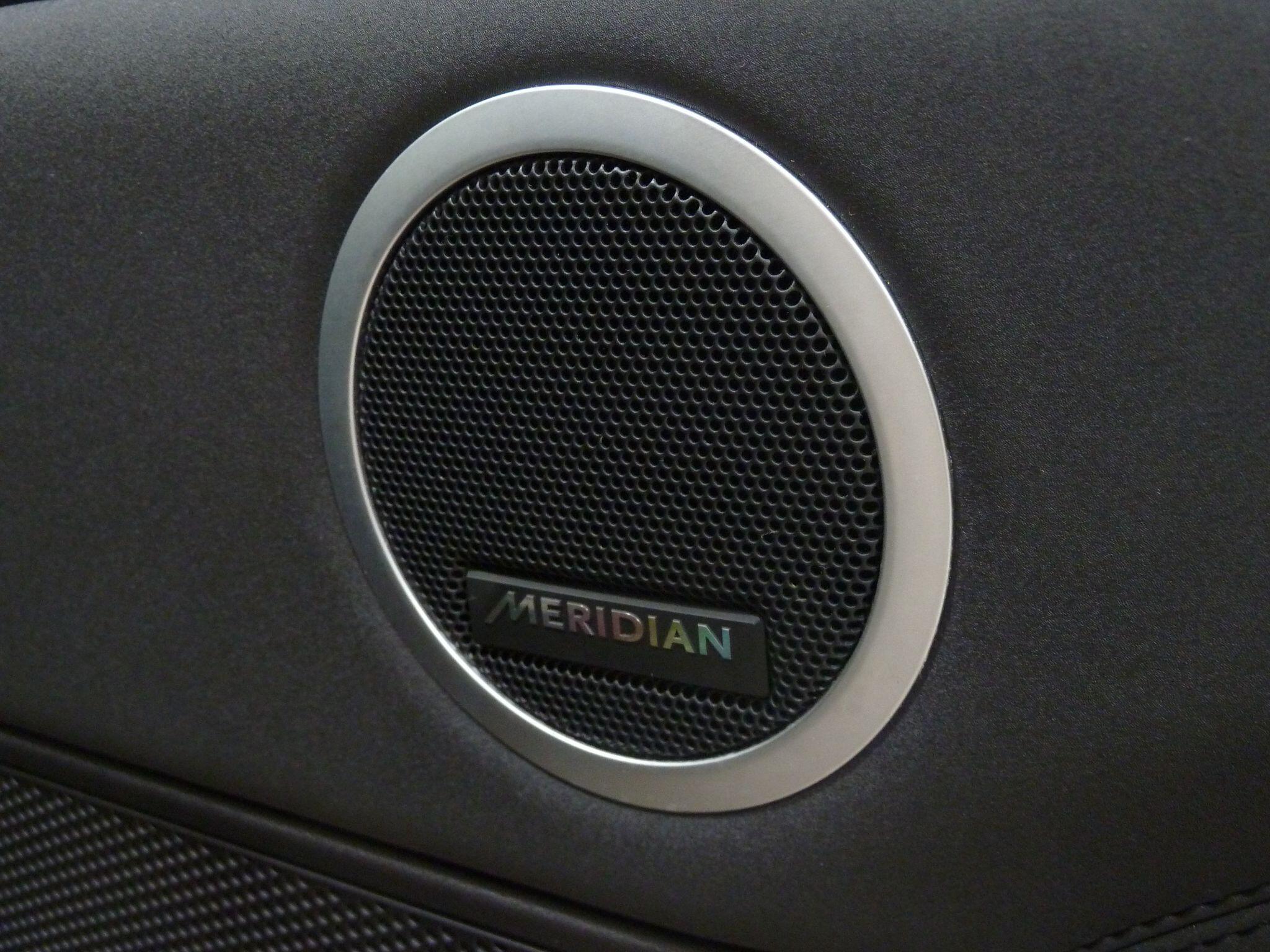 Land Rover Discovery 2.0 Si4 HSE   <br/><br/>PAN ROOF + BLACK PACK + STEPS