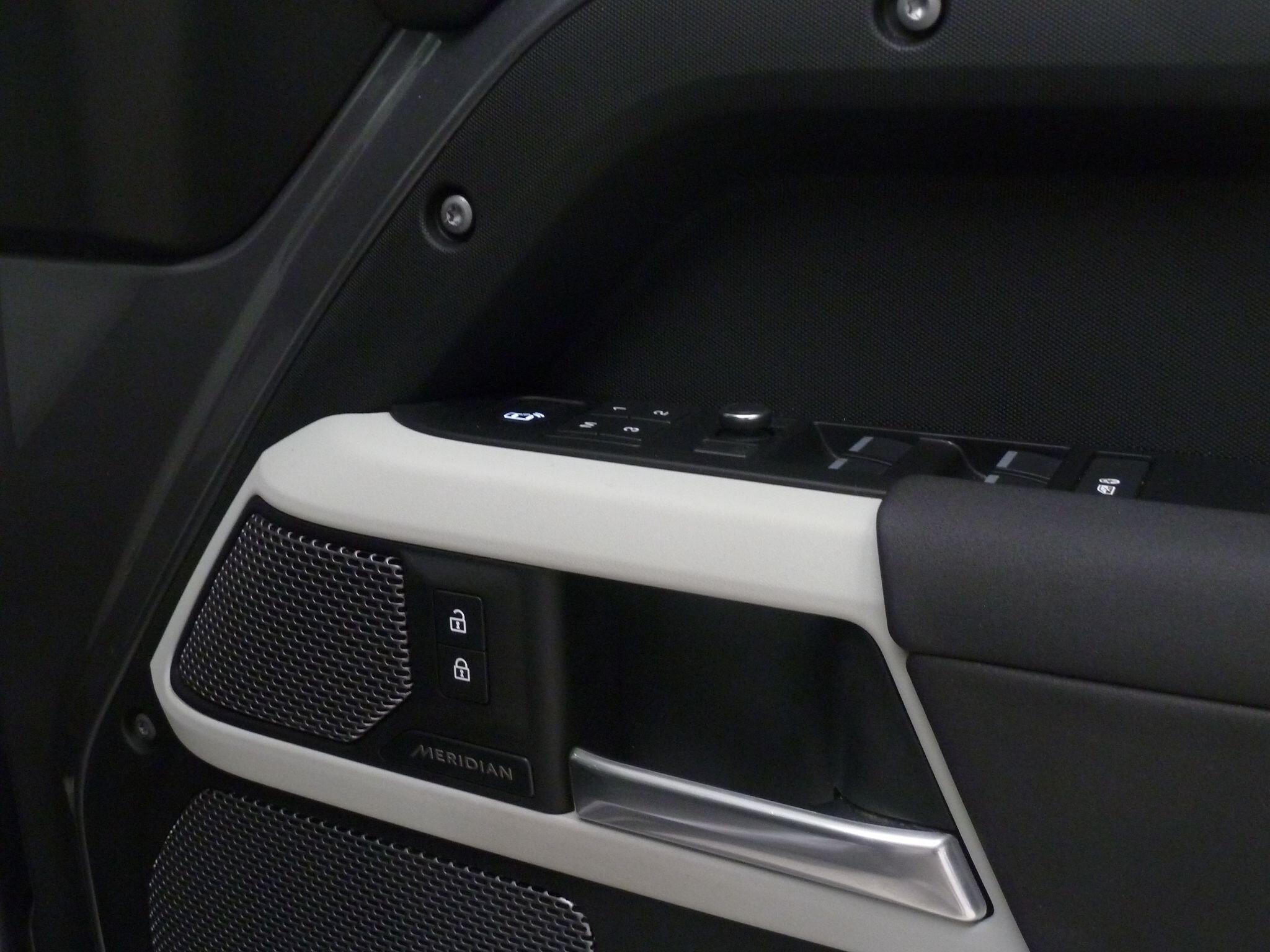 Land Rover Defender 110 3.0 D250  X-Dynamic SE   <br/><br/>HAWKE BLACK EDITION 110