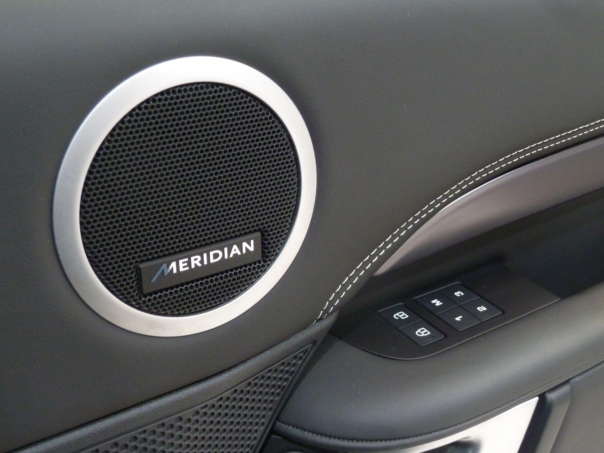 Land Rover Discovery 3.0   Metropolitan Edition   <br/><br/>PAN ROOF + BLACK PACK +HEAD UP