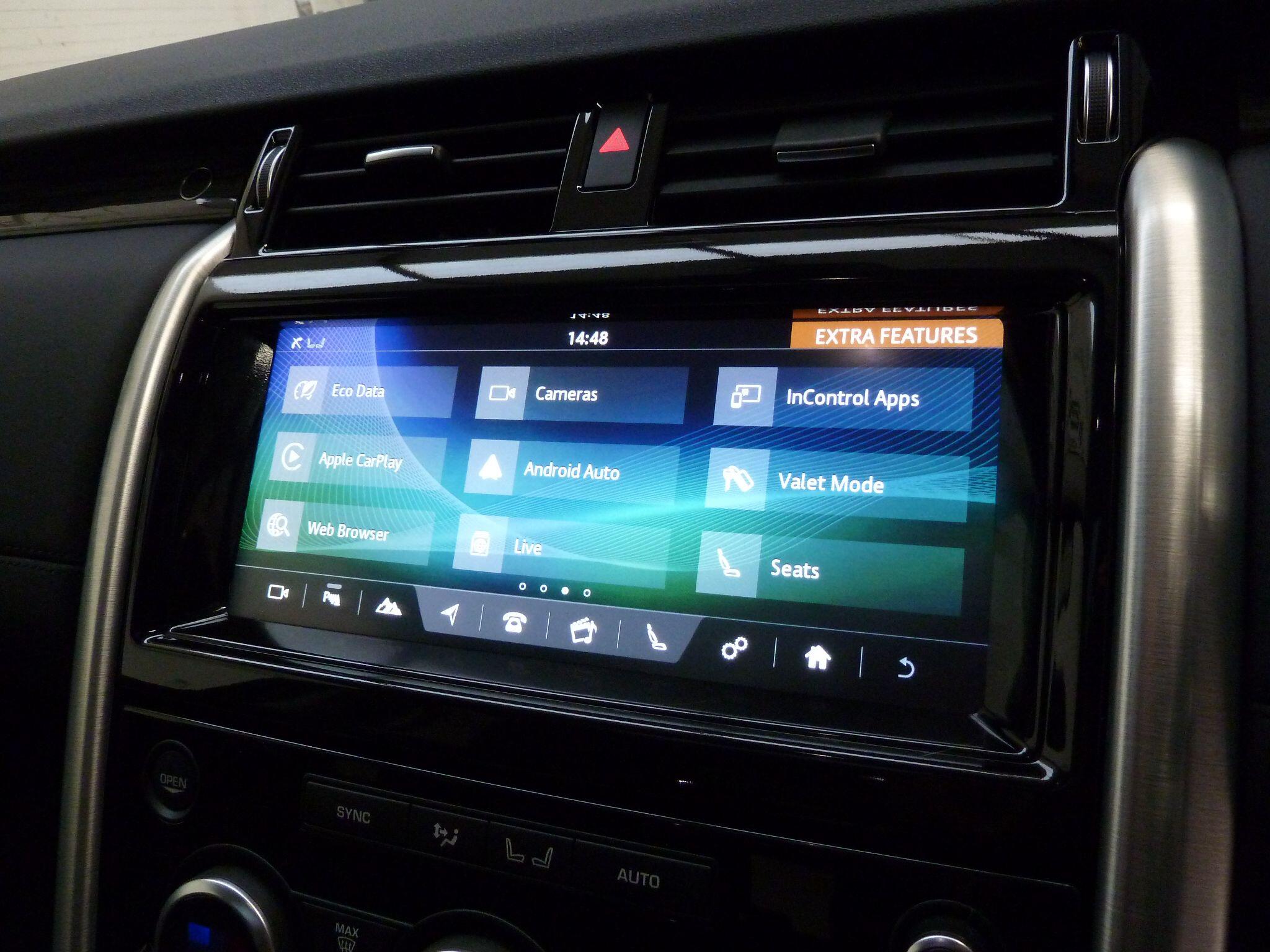 Land Rover Discovery 3.0 TD V6 HSE SUV  Diesel   (258 ps)<br/><br/>PAN ROOF + BLACK PACK + STEPS