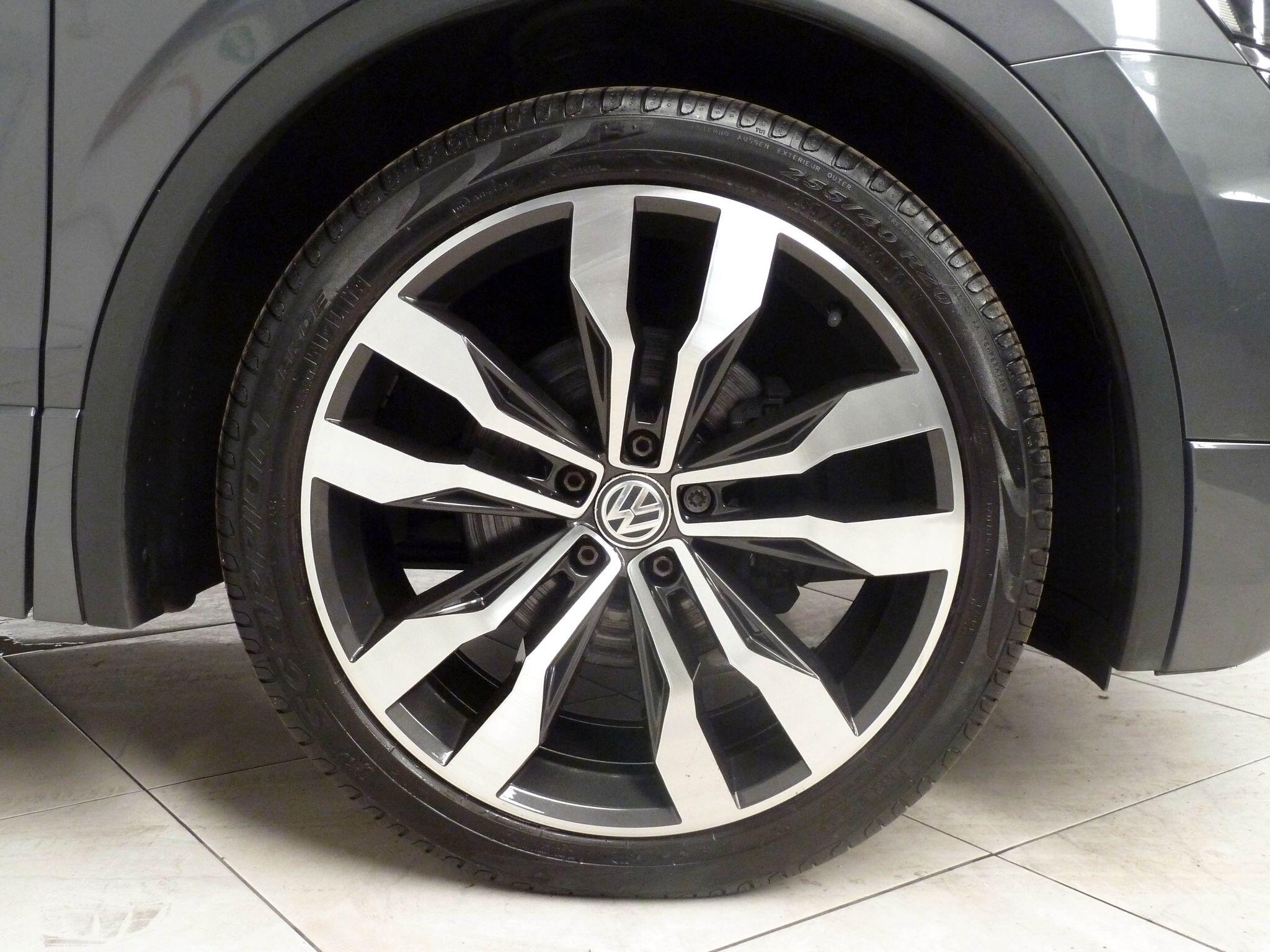 Volkswagen Tiguan 2.0 TDI BlueMotion Tech R-Line SUV  Diesel DSG 4Motion   (150 ps)<br/><br/>PAN ROOF + SAT NAV + AUTO