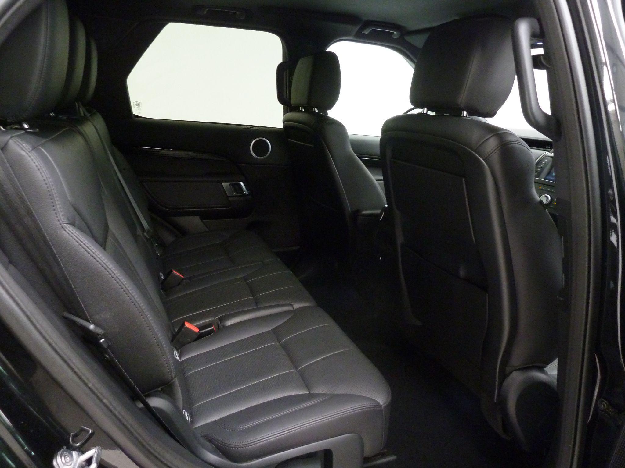 Land Rover Discovery 3.0 TD V6 SE   <br/><br/>BLACK PACK + SIDE STEPS