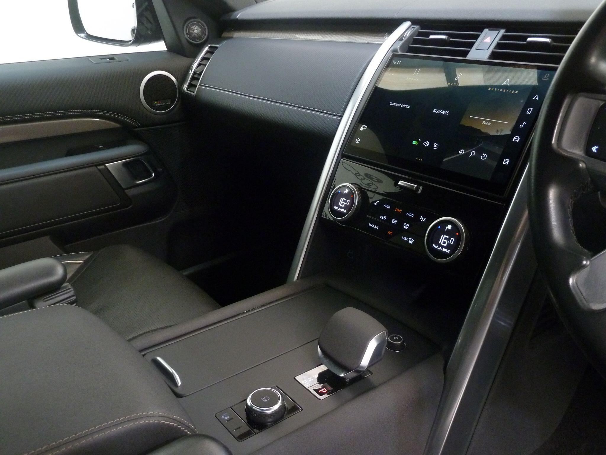 Land Rover Discovery 3.0 P360  Metropolitan Edition   <br/><br/>PAN ROOF + HUD + BLACK PACK