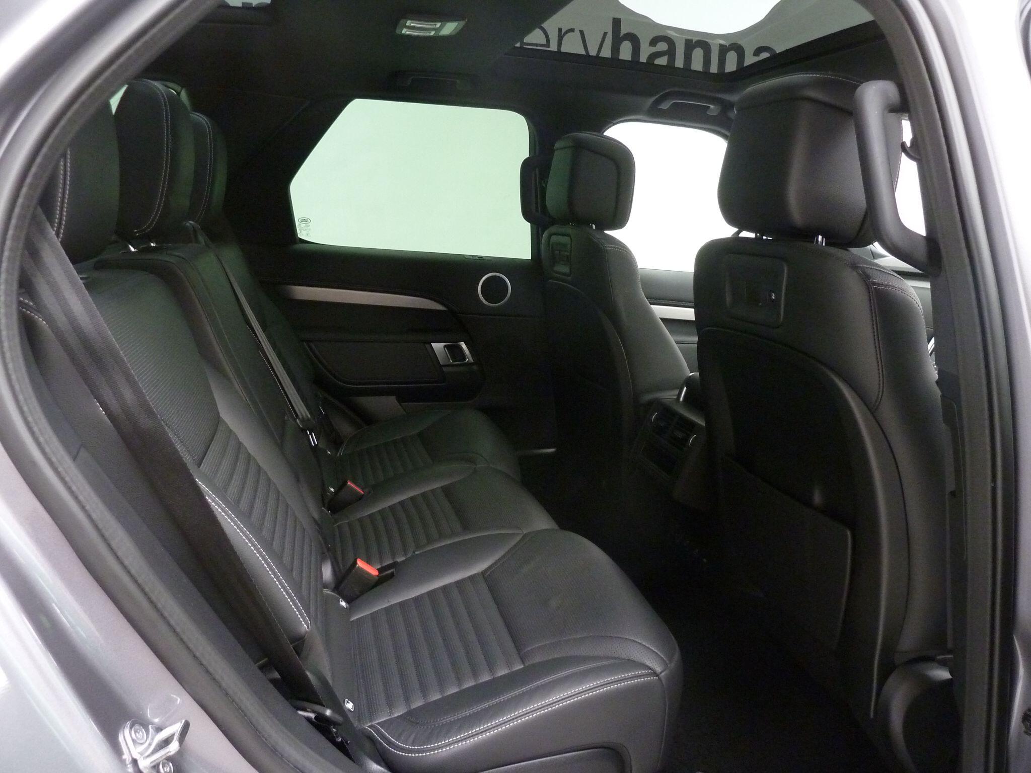 Land Rover Discovery 3.0 D250  R-Dynamic SE   <br/><br/>PAN ROOF + BLACK PACK + STEPS