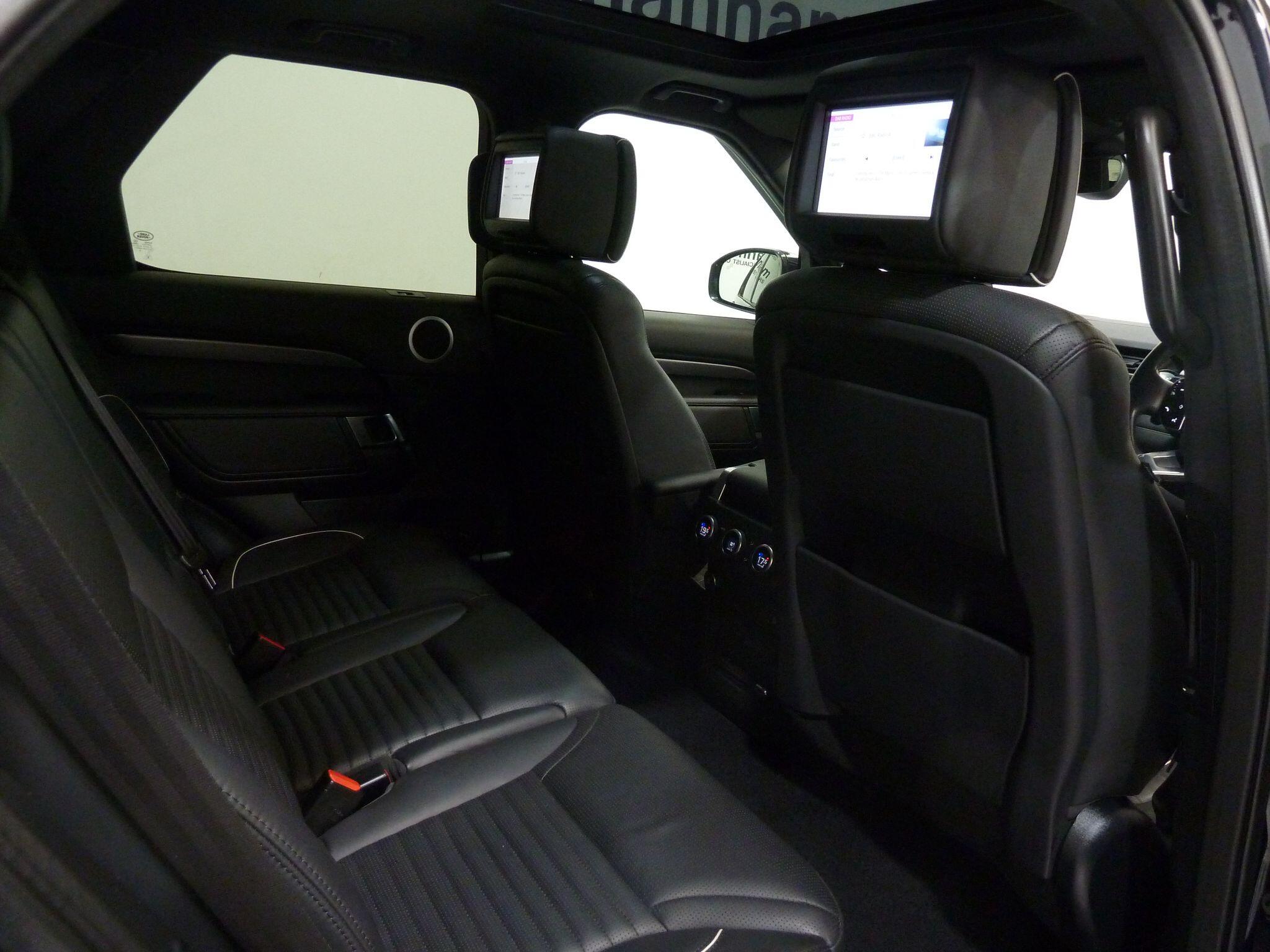 Land Rover Discovery 3.0 SD V6 HSE Luxury   <br/><br/>PAN ROOF + BLACK PACK + STEPS