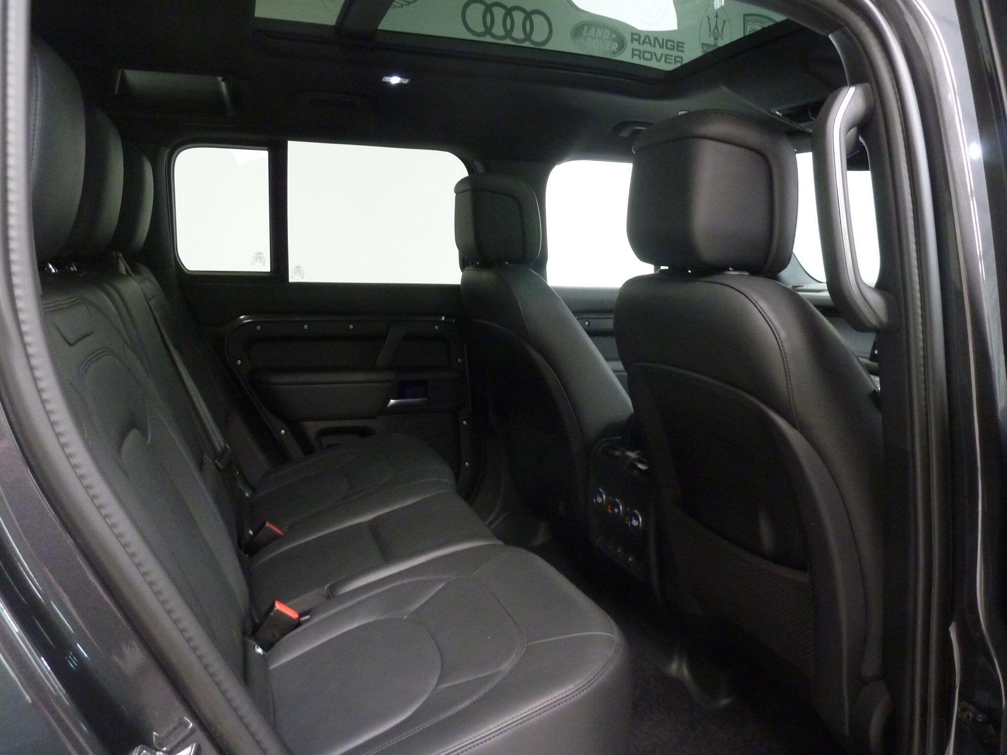 Land Rover Defender 110 3.0 D250  X-Dynamic SE   <br/><br/>HAWKE BLACK EDITION 110