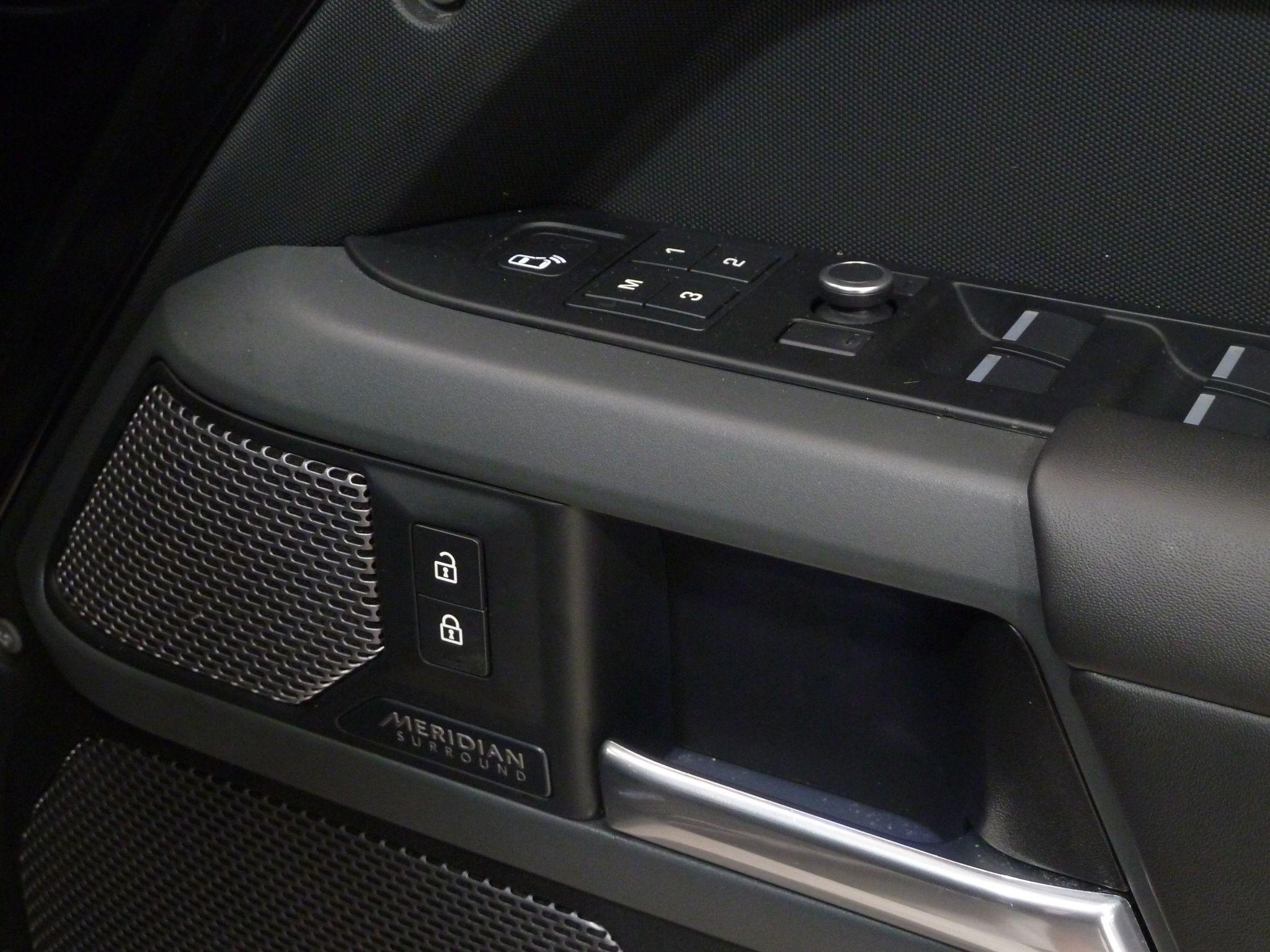 Land Rover Defender 110 3.0 D250  X-Dynamic HSE   <br/><br/>HAWKE BLACK EDITION