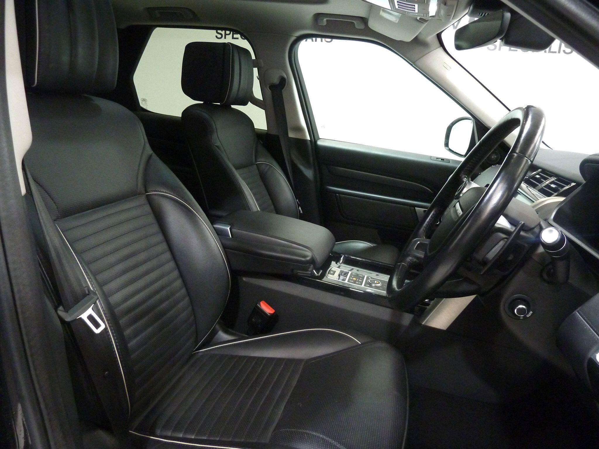 Land Rover Discovery 3.0 TD V6 HSE Luxury   <br/><br/>REAR ENT + BLACK PACK + HUD