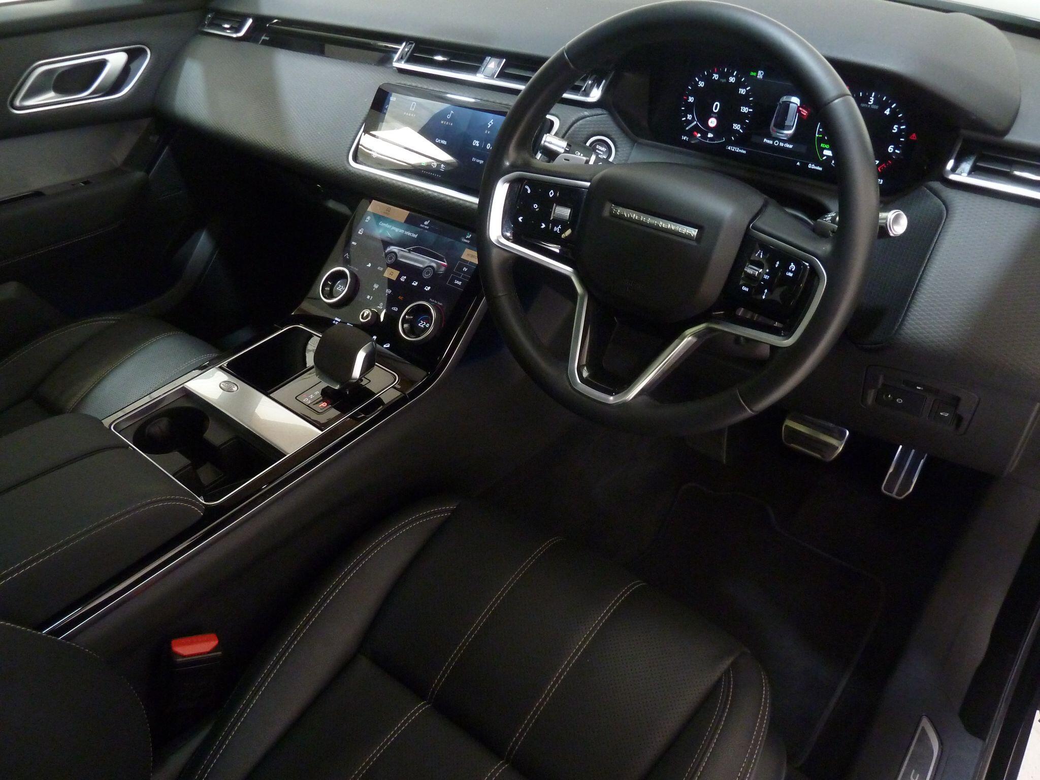 Land Rover Range Rover Velar 2.0 P400e 17.1kWh R-Dynamic SE   <br/><br/>BLACK DESIGN PACK + PAN ROOF