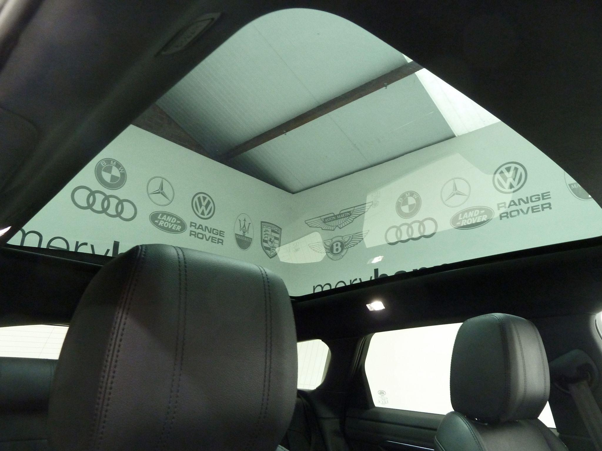 Land Rover Range Rover Evoque 2.0 D180  R-Dynamic SE   <br/><br/>PAN ROOF + BLACK DESIGN PACK