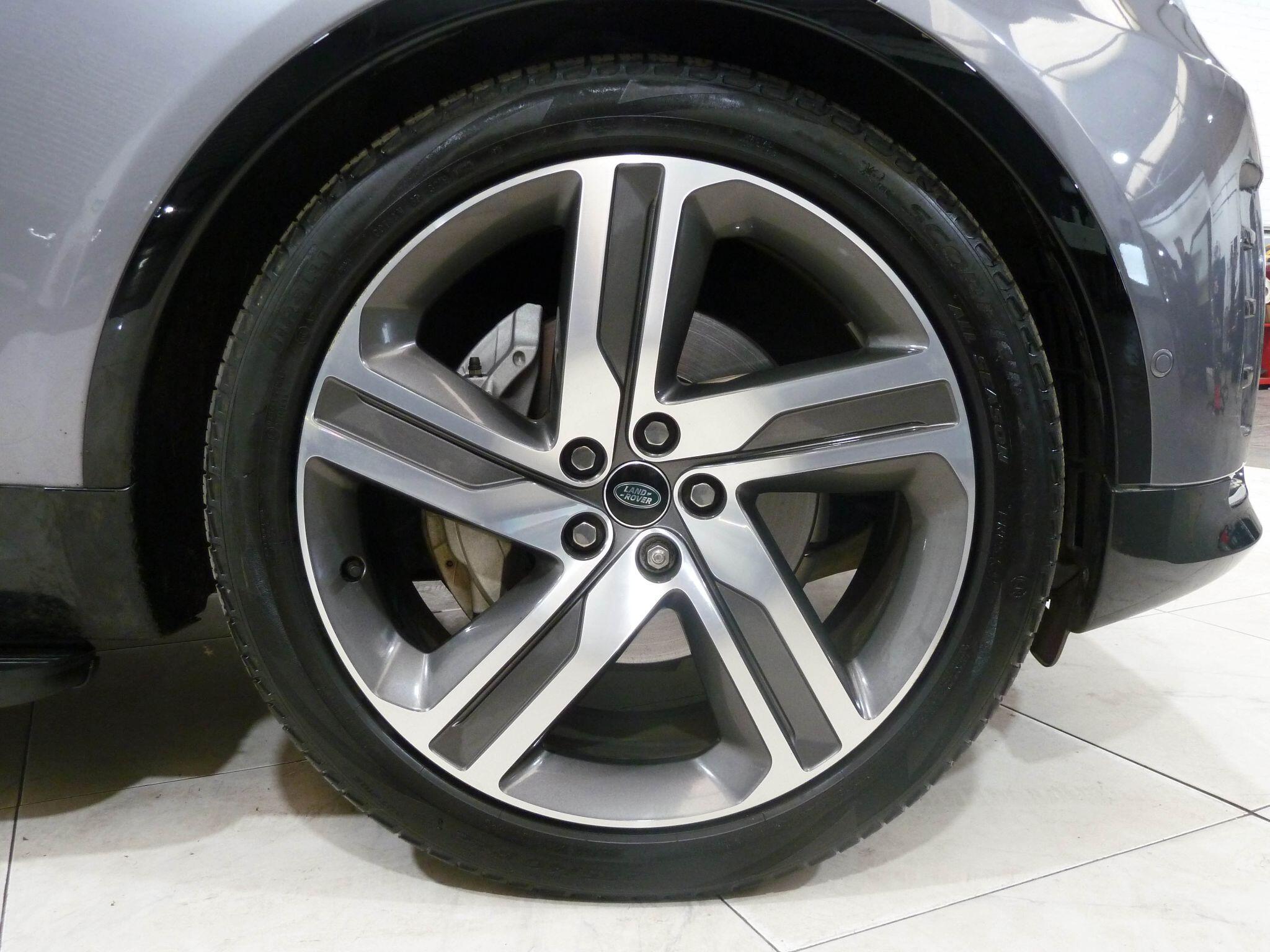 Land Rover Discovery 3.0   R-Dynamic HSE   <br/><br/>PAN ROOF + BLACK PACK + STEPS