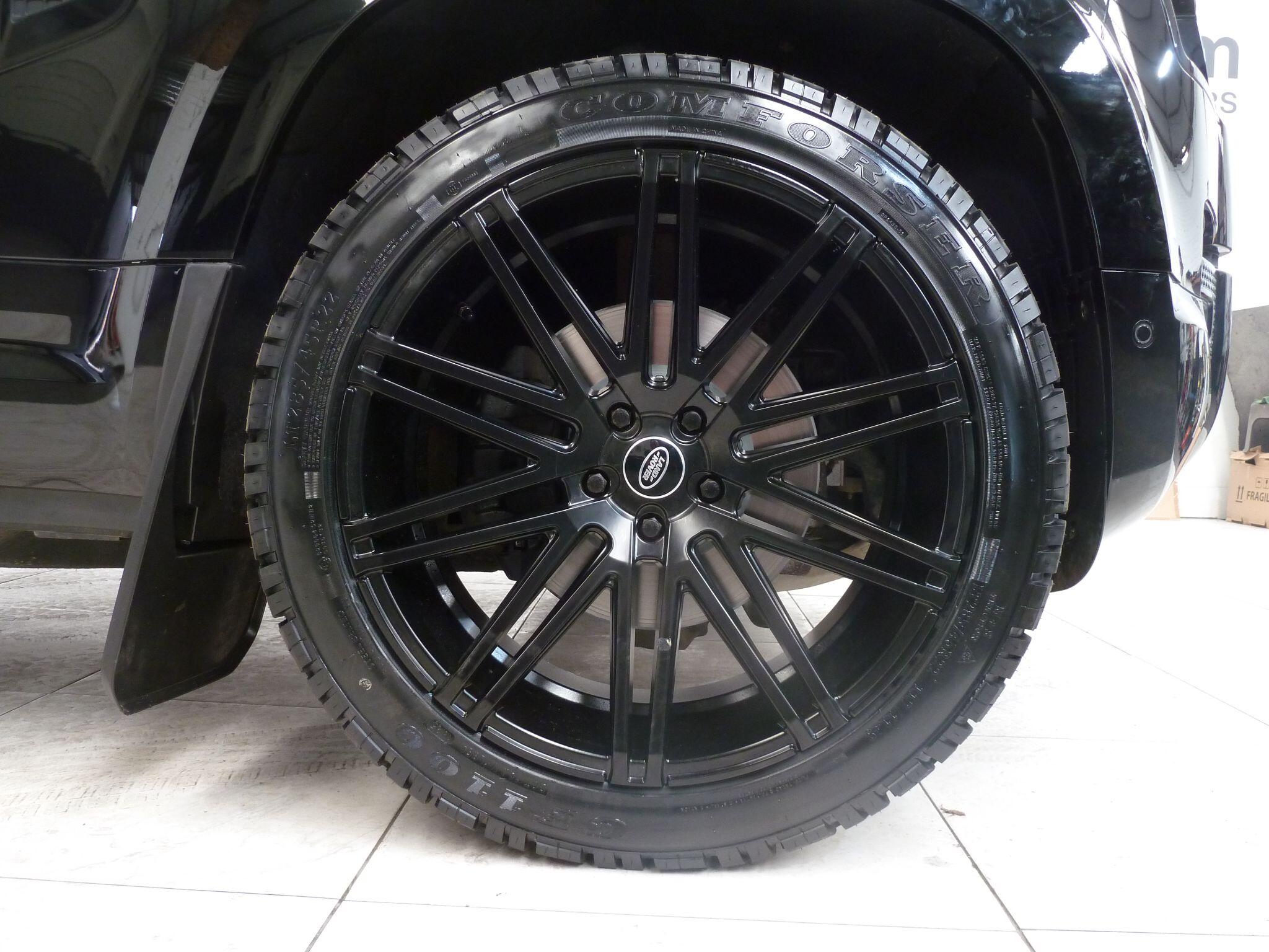 Land Rover Defender 110 2.0 SD4   <br/><br/>PAN ROOF + BLACK PACK + STEPS