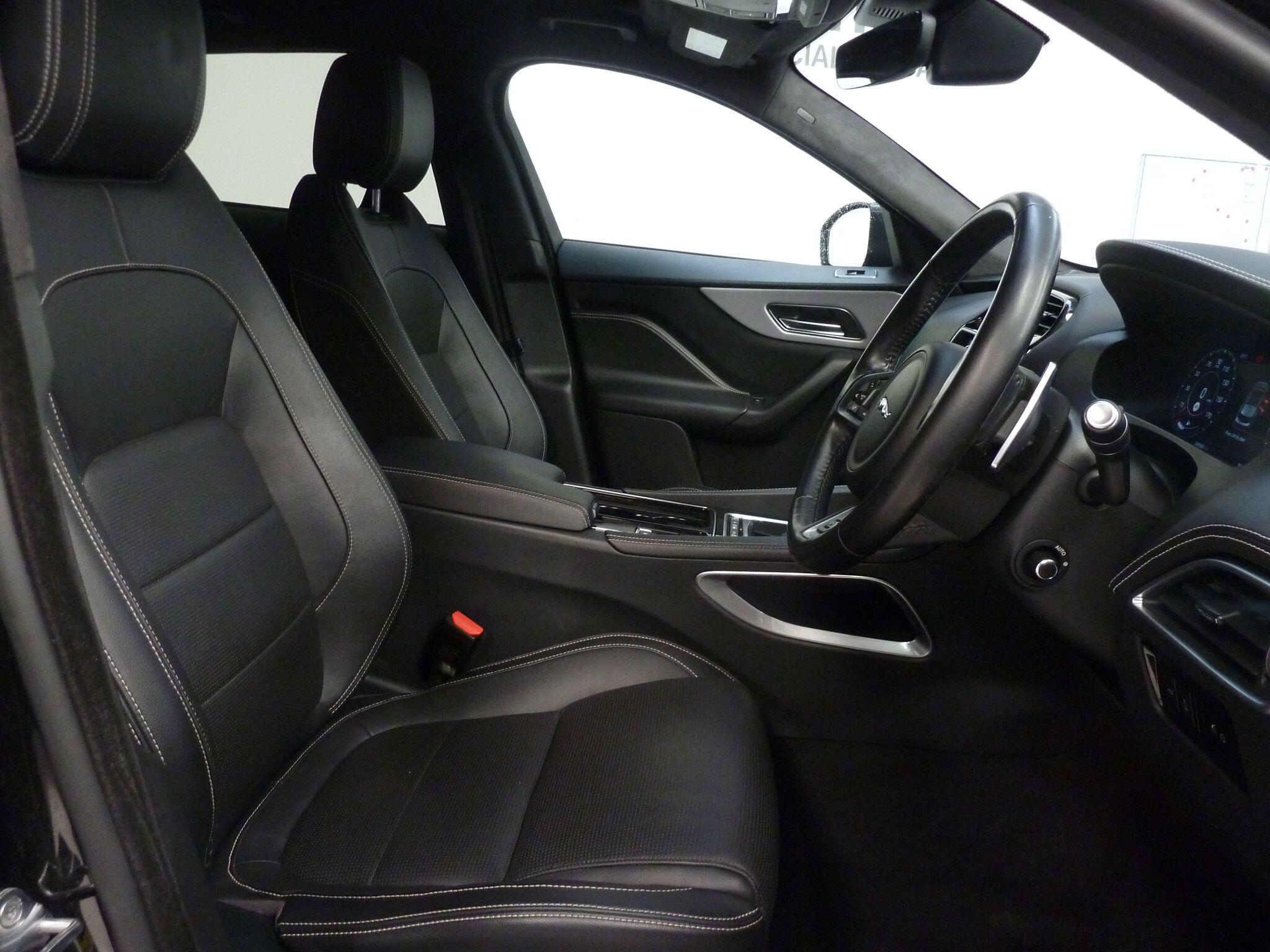 Jaguar F-PACE 2.0 P300 R-SportAWD   <br/><br/>BLACK PACK + 22″ ALLOY WHEELS