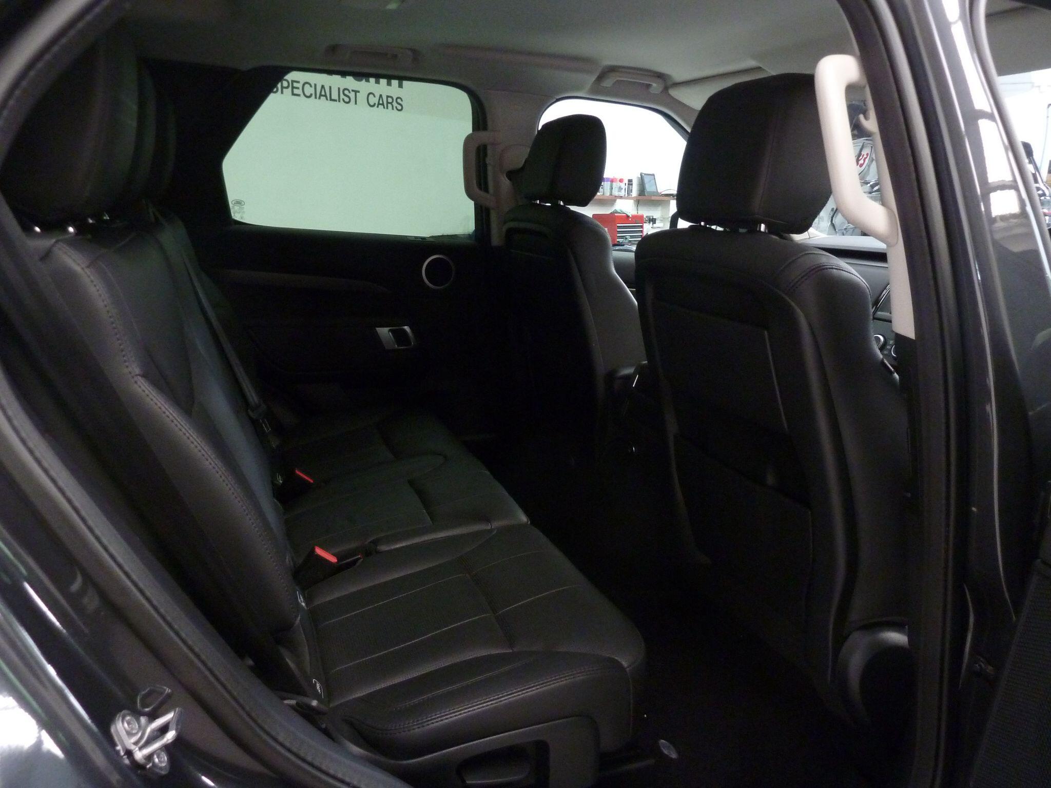 Land Rover Discovery 2.0 Si4 SE GPF SUV  Petrol   (300 ps)<br/><br/>BLACK EXTERIOR PACK + STEPS
