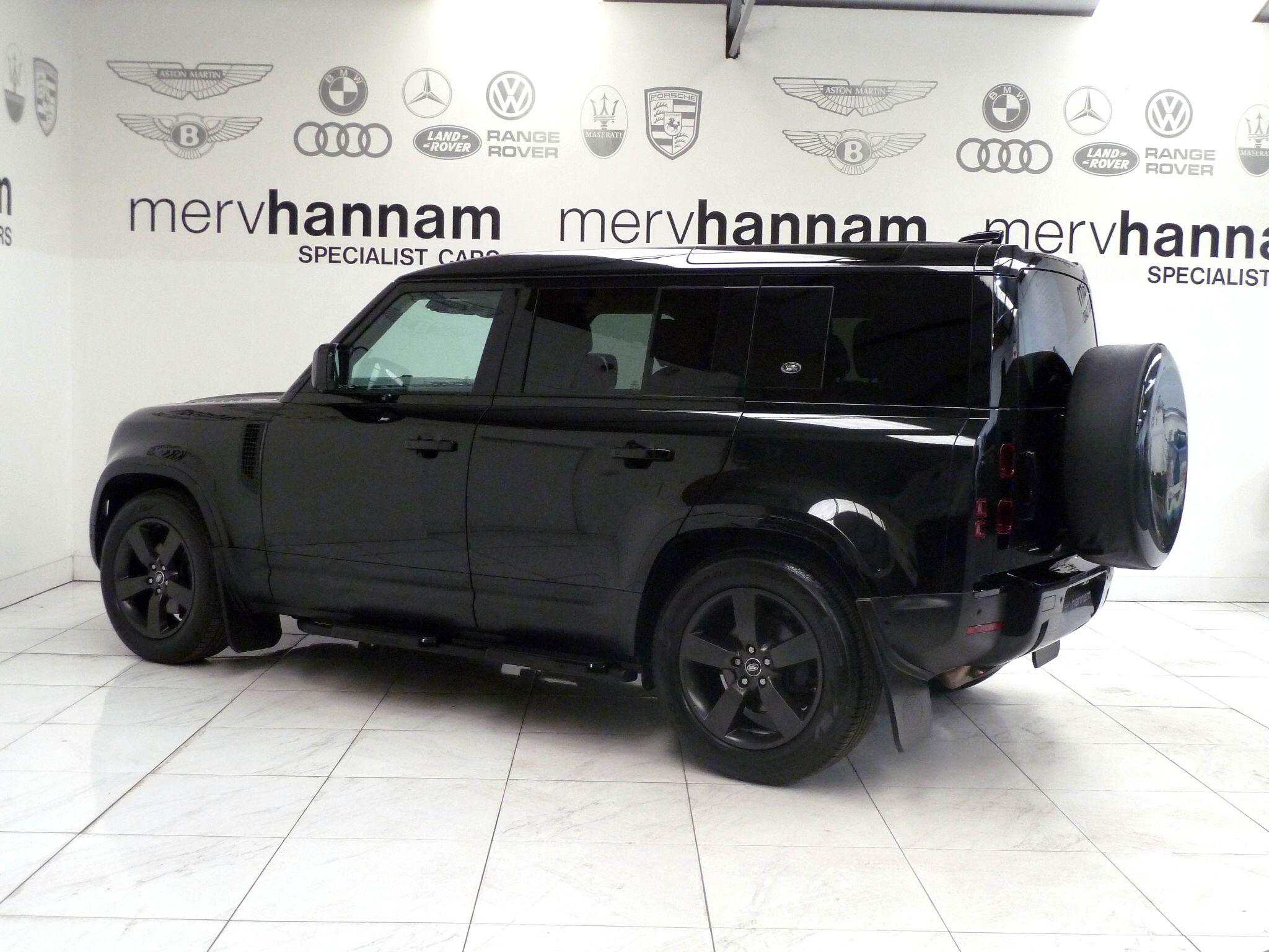 Land Rover Defender 110 2.0 SD4 S   <br/><br/>BLACK DESIGN PACK + STEPS