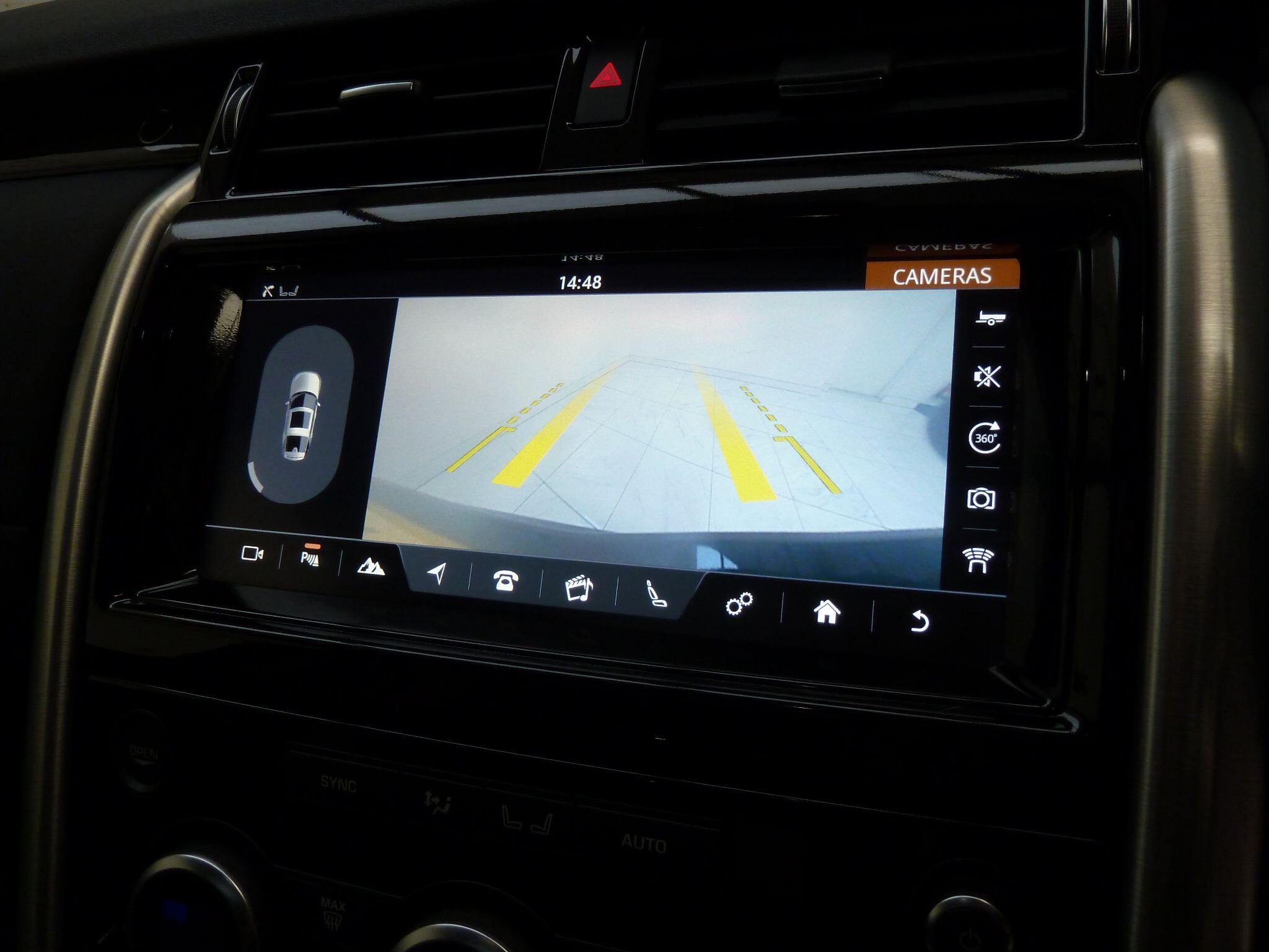 Land Rover Discovery 3.0 TD V6 HSE SUV  Diesel   (258 ps)<br/><br/>PAN ROOF + BLACK PACK + STEPS