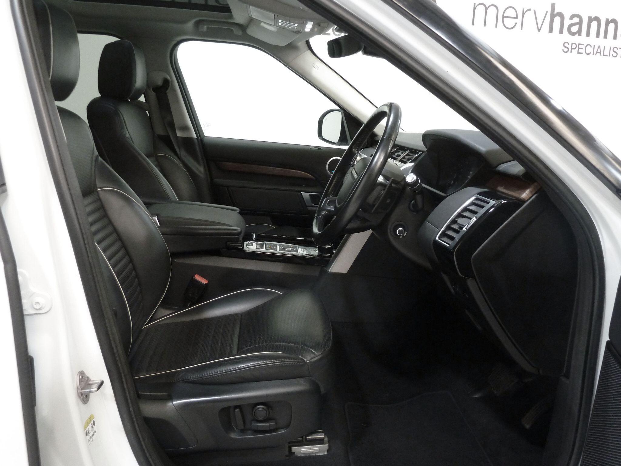 Land Rover Discovery 2.0 Si4 HSE   <br/><br/>PAN ROOF + BLACK PACK + STEPS