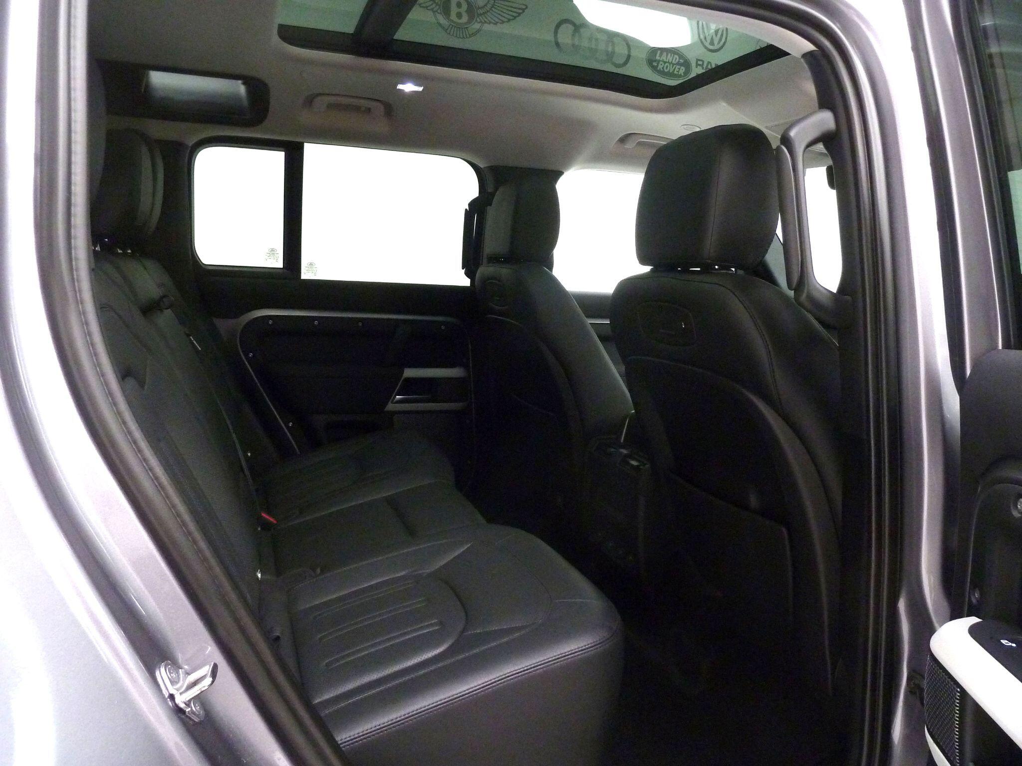 Land Rover Defender 110 2.0 P300 SE   <br/><br/>HAWKE EIGER EDITION