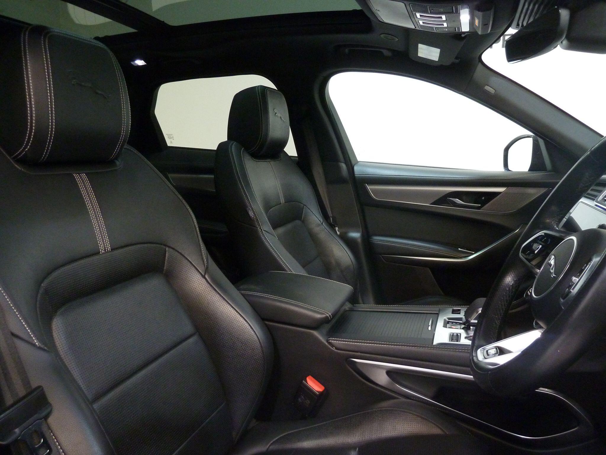 Jaguar F-PACE 2.0 D200  R-Dynamic SAWD   <br/><br/>BLACK EXTERIOR PACK + PAN ROOF