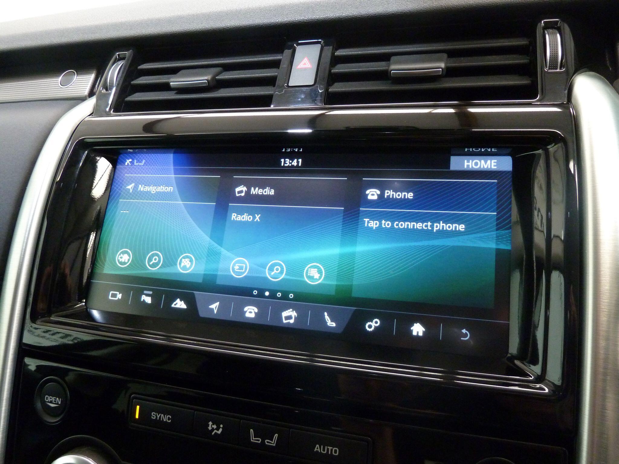 Land Rover Discovery 3.0 TD V6 HSE SUV  Diesel   (258 ps)<br/><br/>PAN ROOF + BLACK PACK + STEPS