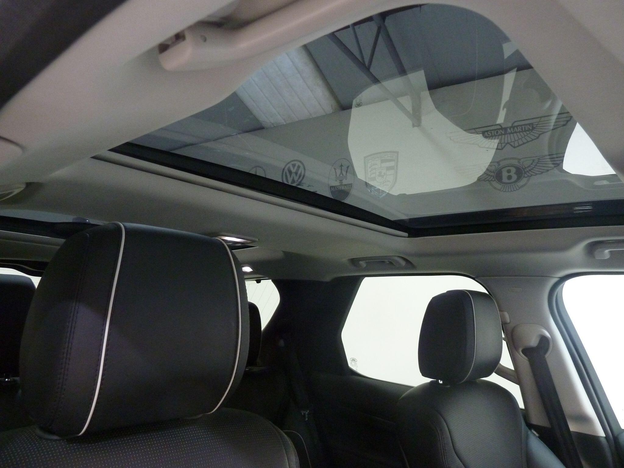 Land Rover Discovery 3.0 TD V6 HSE SUV  Diesel   (258 ps)<br/><br/>PAN ROOF + BLACK PACK + STEPS